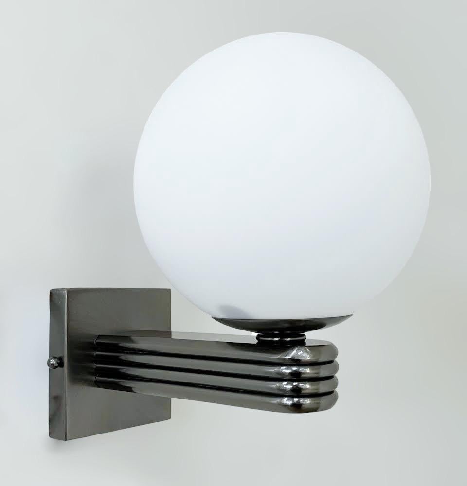 Aplique de pared italiano de estilo Art Déco con globo de cristal de Murano blanco mate montado en un marco acabado en níquel negro satinado, diseñado por Fabio Bergomi para Fabio Ltd, fabricado en Italia
1 luz / tipo E12 o E14 / máx. 40W
Medidas: