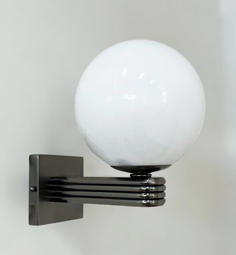 Aplique de pared italiano de estilo Art Déco con globo de cristal de Murano blanco brillante montado en un marco acabado en níquel negro satinado, diseñado por Fabio Bergomi para Fabio Ltd, fabricado en Italia
1 luz / tipo E12 o E14 / máx.