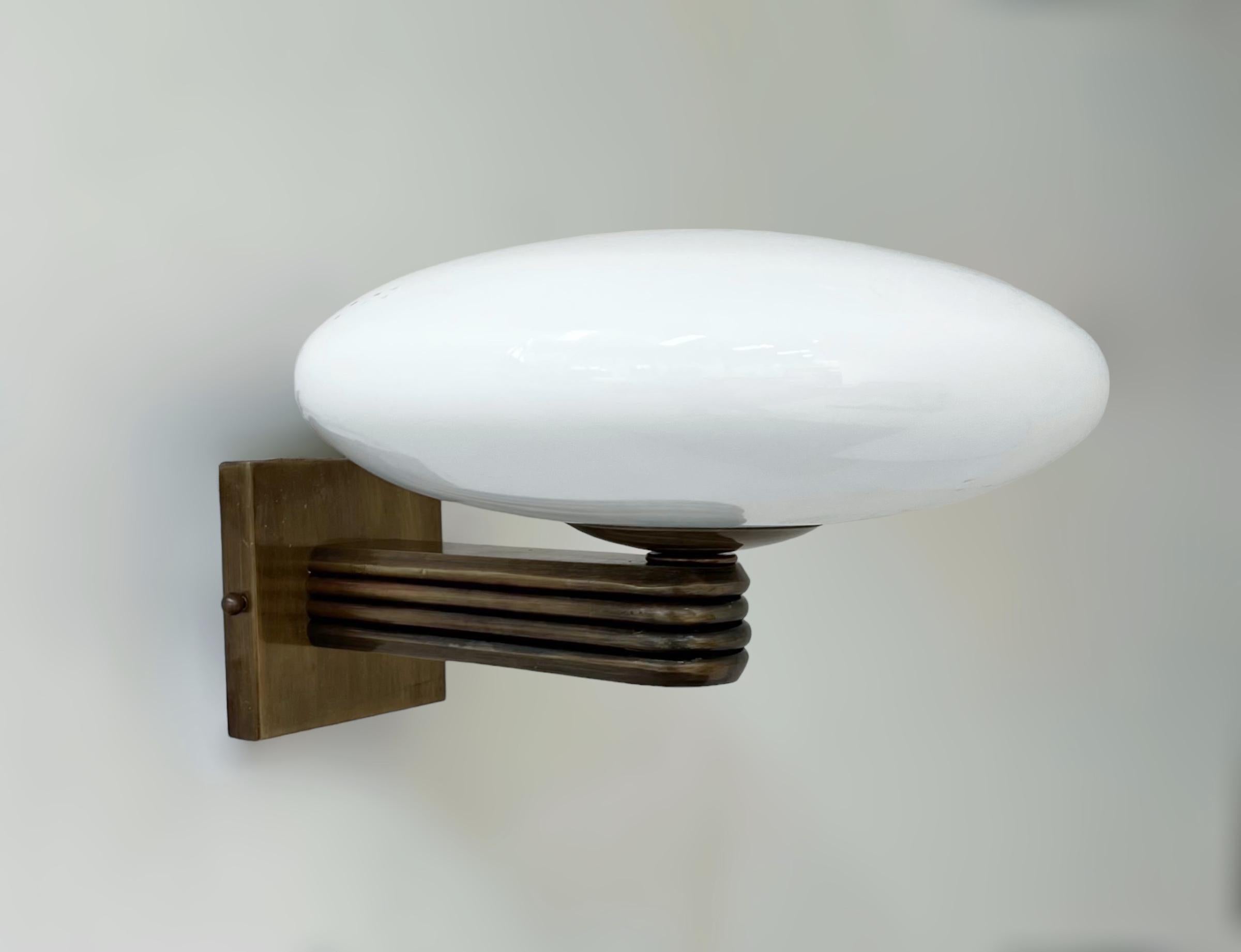 Aplique de pared de estilo Art Decó italiano con pantalla de cristal de Murano blanco brillante montada sobre un marco de acabado bronceado / Diseñado por Fabio Bergomi para Fabio Ltd / Fabricado en Italia
1 luz / tipo E12 o E14 / máx. 40W
Medidas: