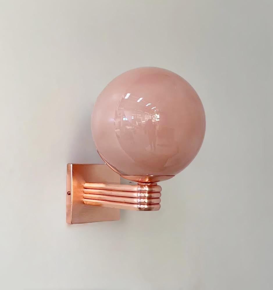 Aplique de pared italiano de estilo Art Déco con globo opaco de cristal de Murano de color rosa coral montado en un marco con acabado de cobre satinado, diseñado por Fabio Bergomi para Fabio Ltd, fabricado en Italia
1 luz / tipo E12 o E14 / máx.