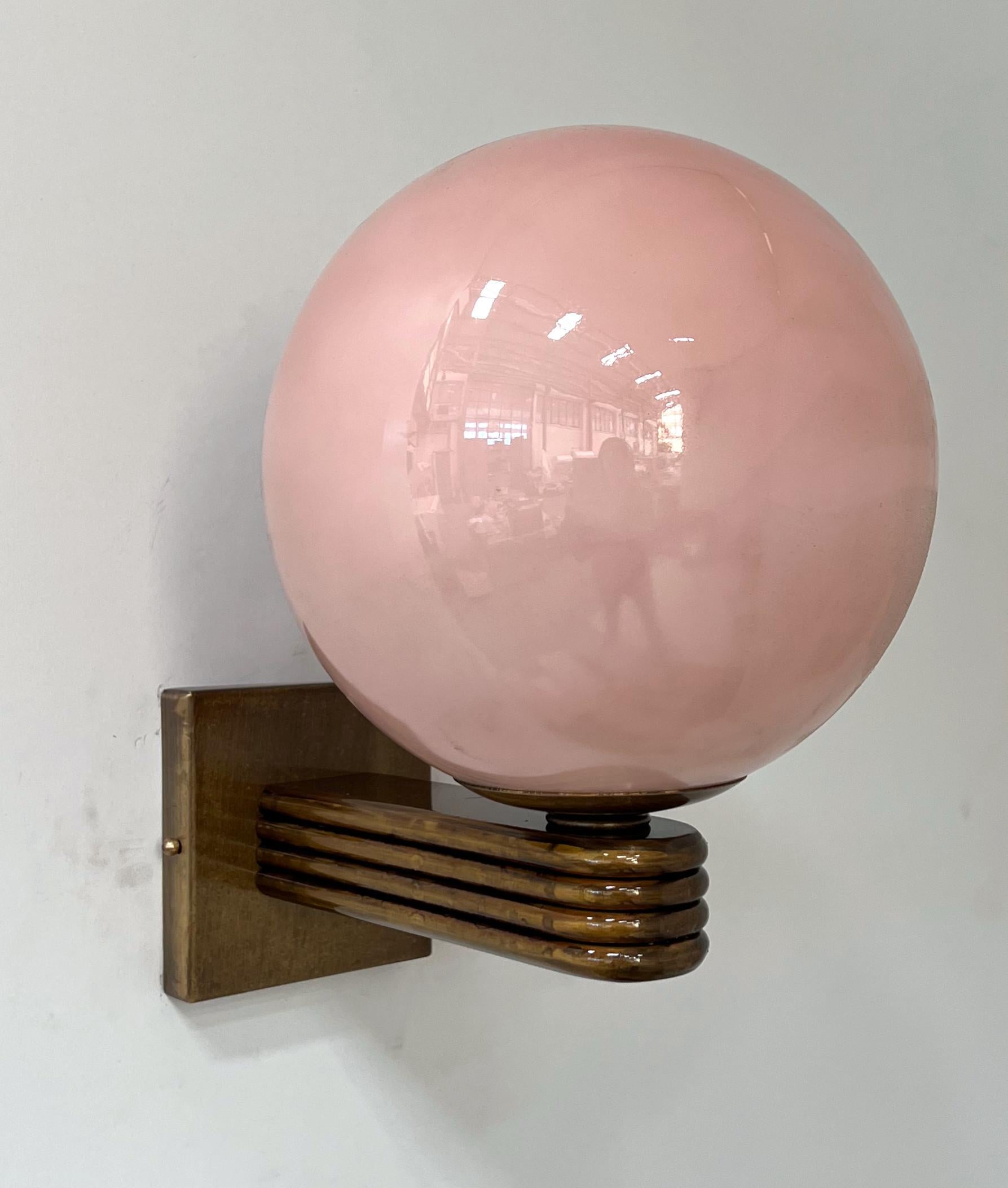 Applique in stile Art Deco italiano con globo in vetro di Murano rosa corallo opaco montato su una montatura con finitura bronzata, disegnata da Fabio Bergomi per Fabio Ltd, made in Italy
1 luce / tipo E12 o E14 / max 40W
Misure: Altezza 12 pollici,