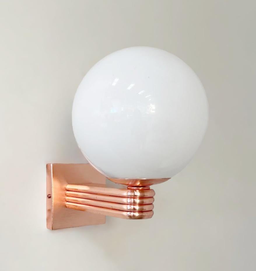 Italian Art Deco style wall light with glossy white Murano glass globe mounted on satin copper finish frame, designed by Fabio Bergomi for Fabio Ltd, made in Italy
1 light / E12 or E14 type / max 40W
Measures: Height 12 inches, width 8 inches, depth