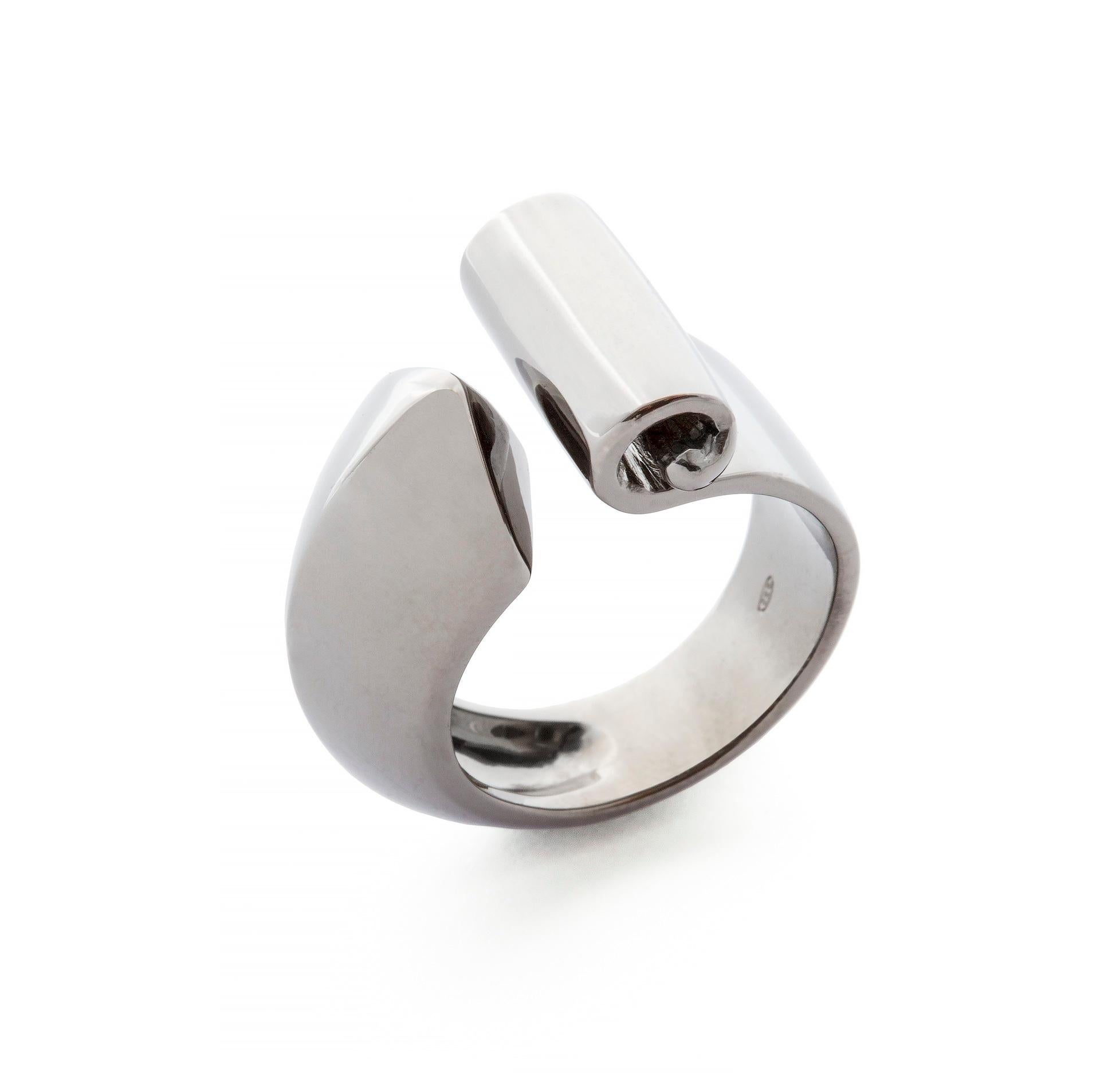Deco Style 18 Karat White Gold Unisex Design Ring For Sale 1