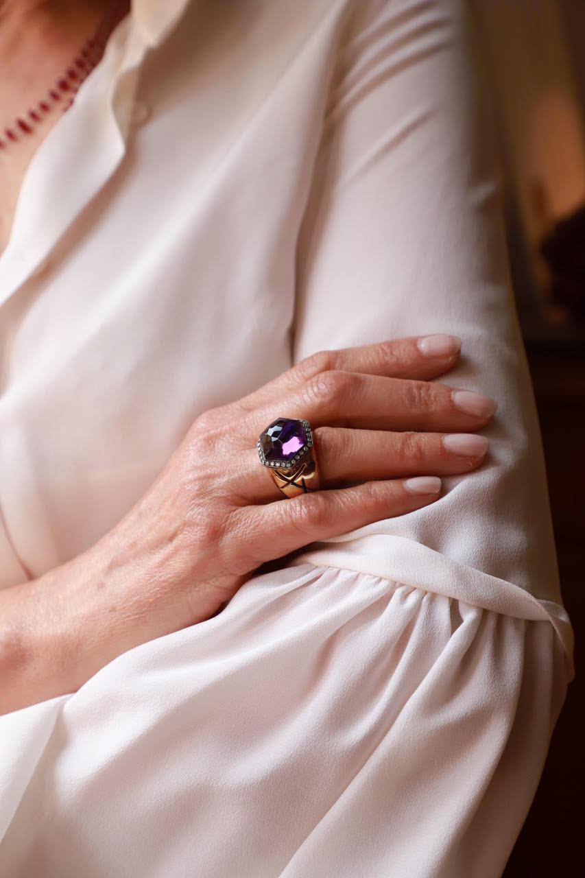 Voici une magnifique bague design fabriquée à la main en or rose 18 carats et agrémentée de diamants blancs taille brillant de 0,40 carats et d'une pierre améthyste d'un violet profond. 
Disponible en taille 6.25 (taille italienne 13), autres