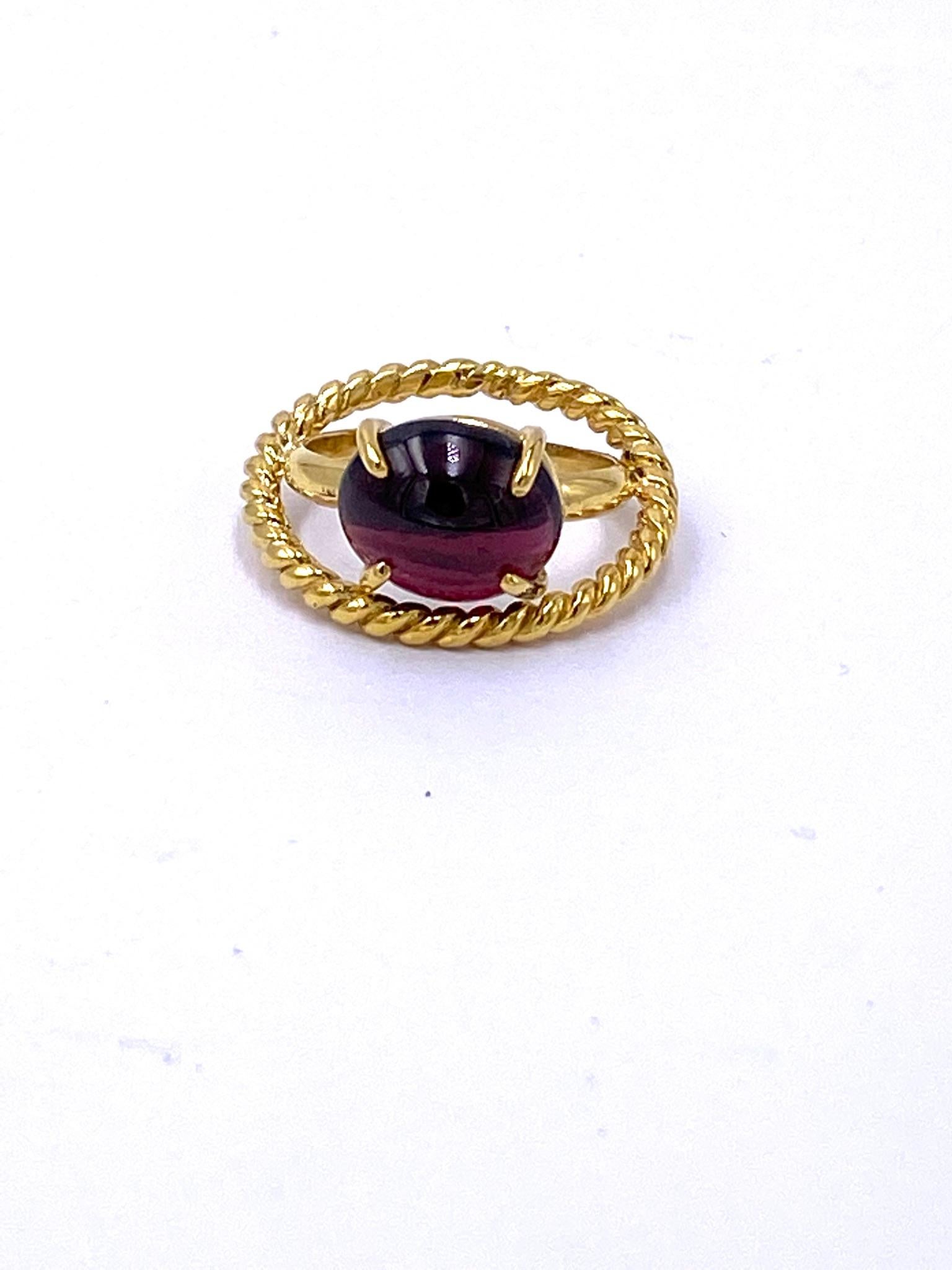 Modern Deco Style 18 Karat Yellow Gold Handcrafted Garnet Design Unisex Ring For Sale