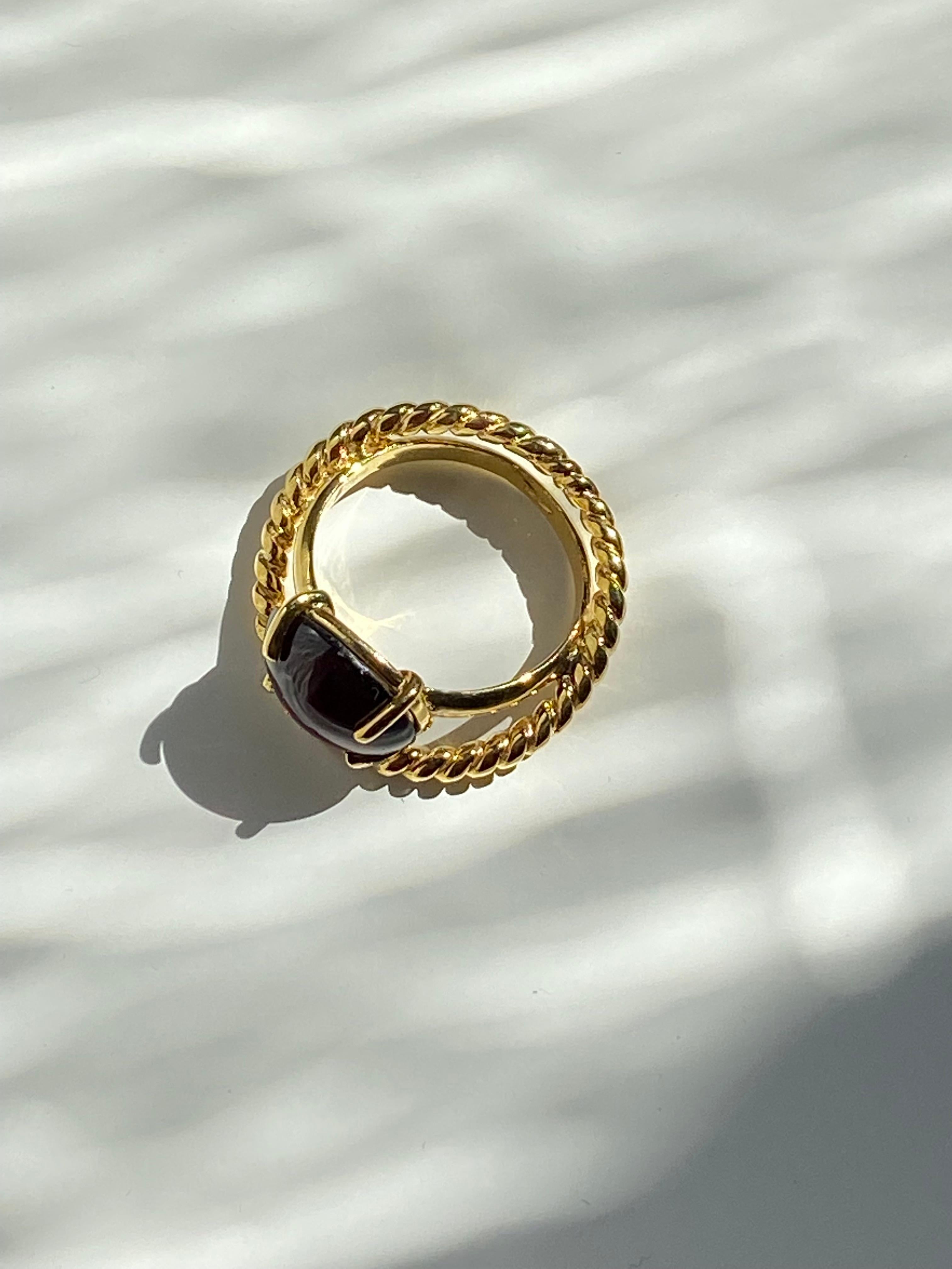 Deco Style 18 Karat Yellow Gold Handcrafted Garnet Design Unisex Ring For Sale 3