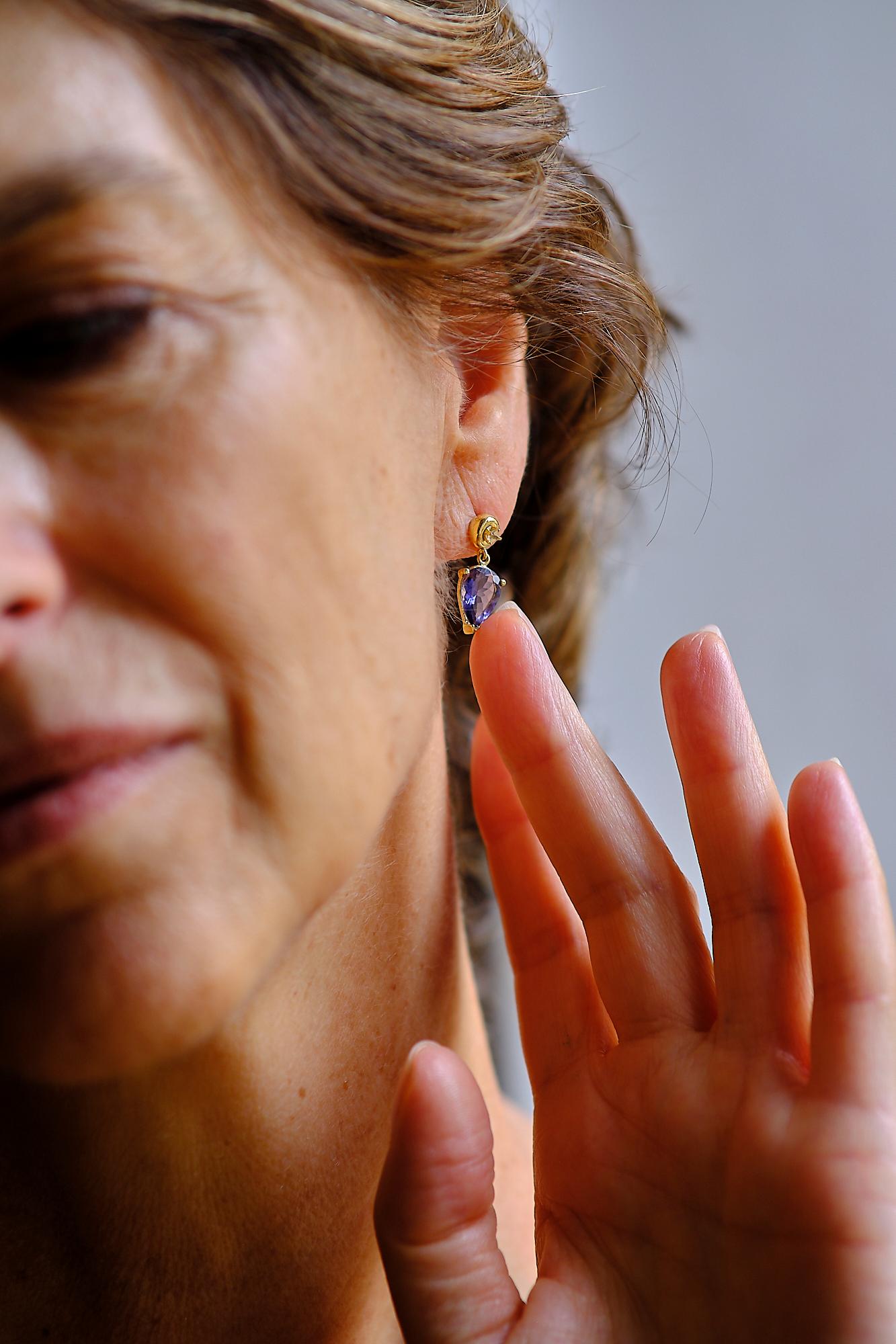 Collection Design Rossella Ugolini, tenue de tous les jours Boucles d'oreilles gouttes modernes fabriquées à la main en or jaune 18 carats et en acier inoxydable  embelli par une pierre Iolite d'un bleu indigo profond et des diamants gris de 0,10