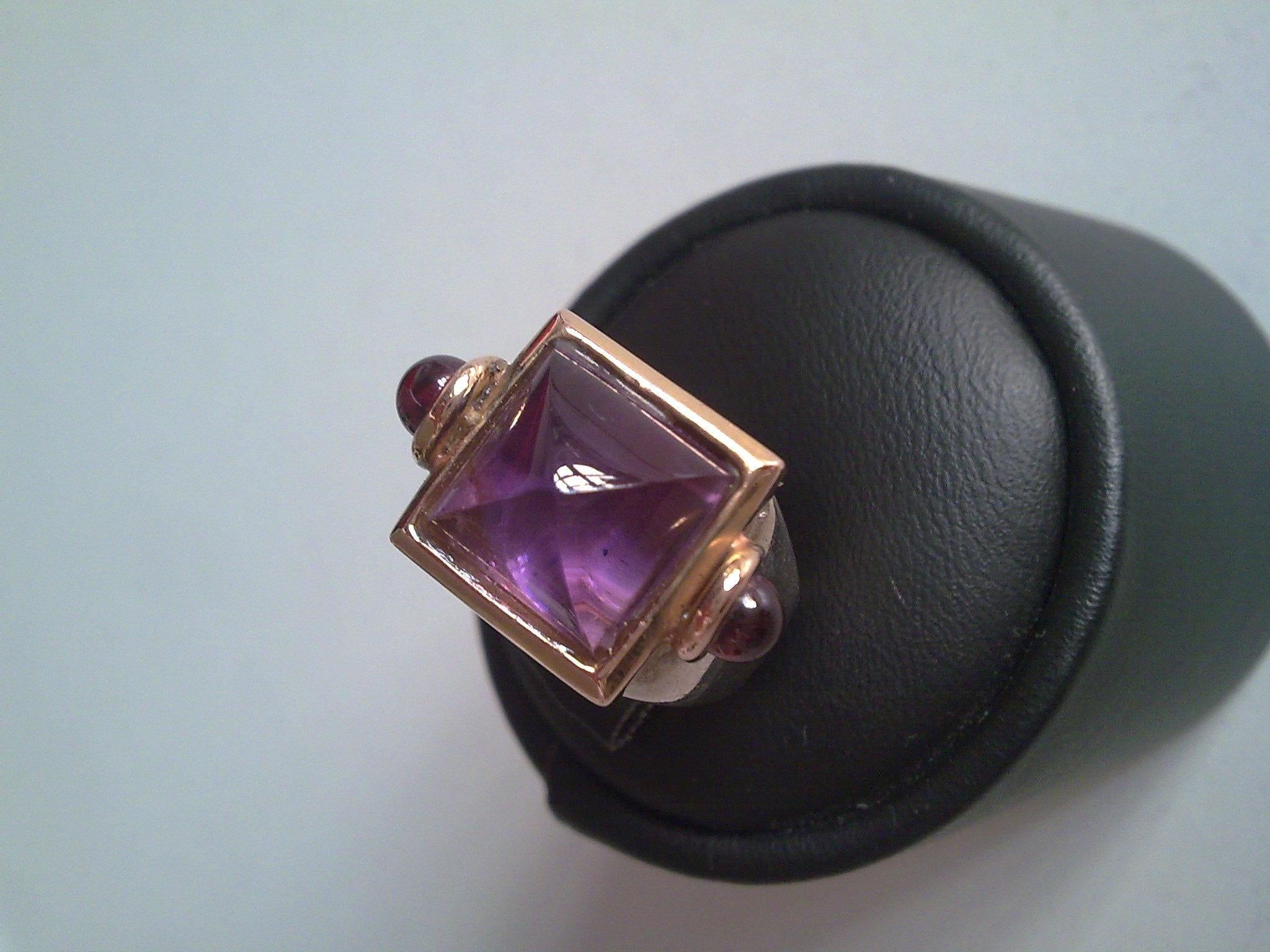 Pan di zucchero Anello in stile Deco in oro 18k con Cabochon di Ametista e Tormalina Verde in vendita