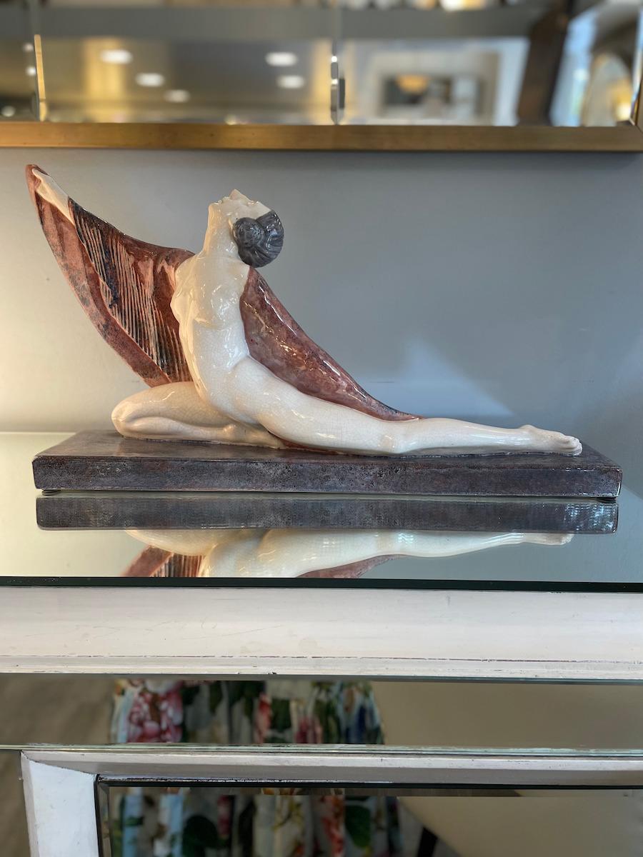 Italiano Scultura danzante in ceramica in stile Deco in vendita