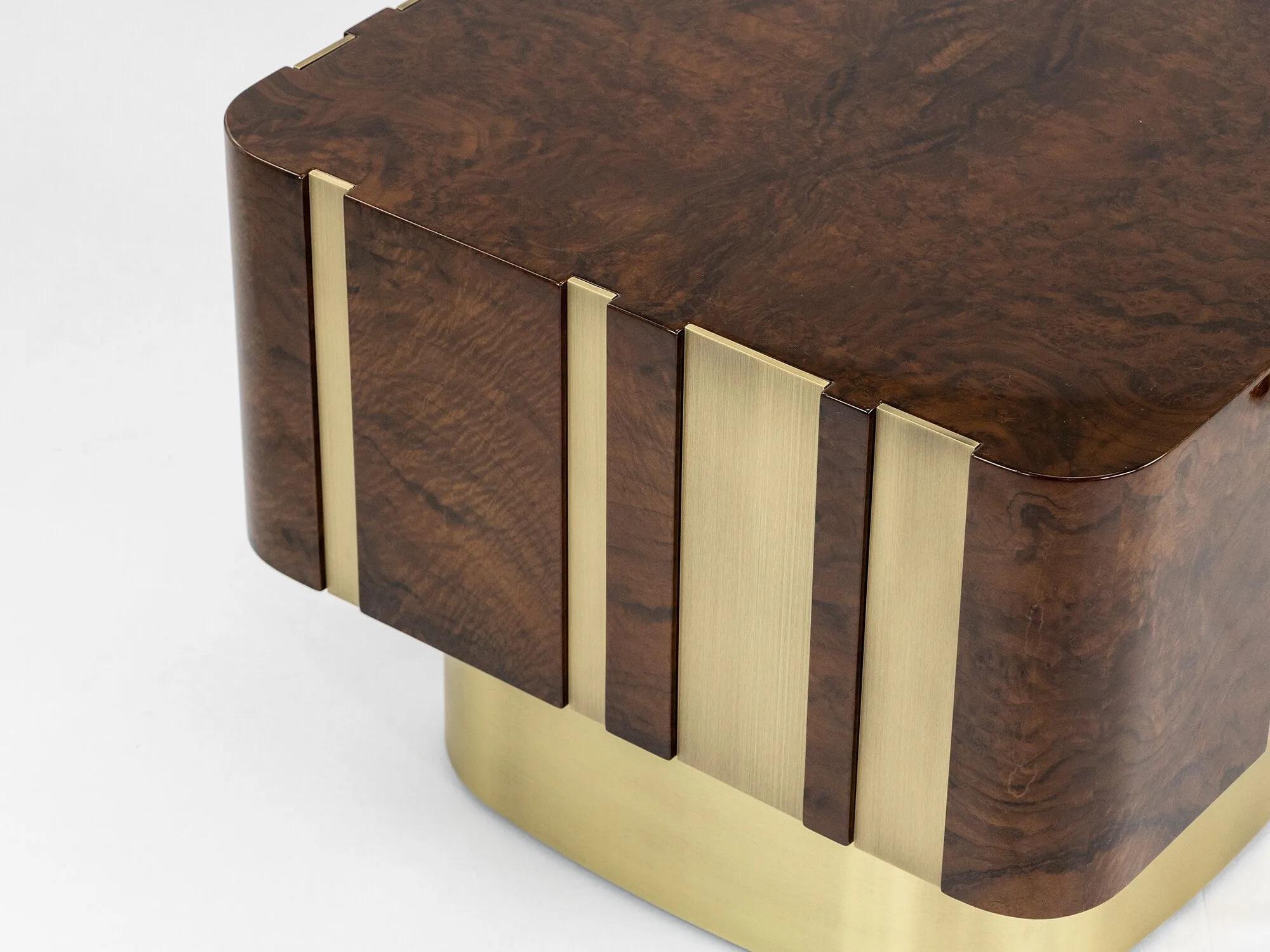 Moderne Table basse de style déco en racine de noyer et laiton oxydé par Jose De Castro en vente