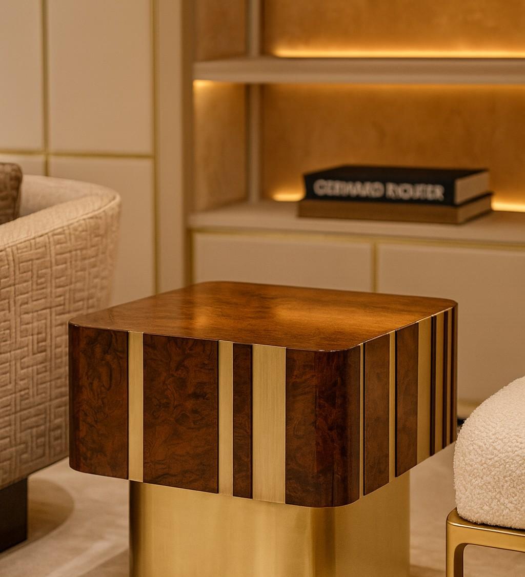 Table basse de style déco en racine de noyer et laiton oxydé par Jose De Castro Neuf - En vente à NEW YORK, NY