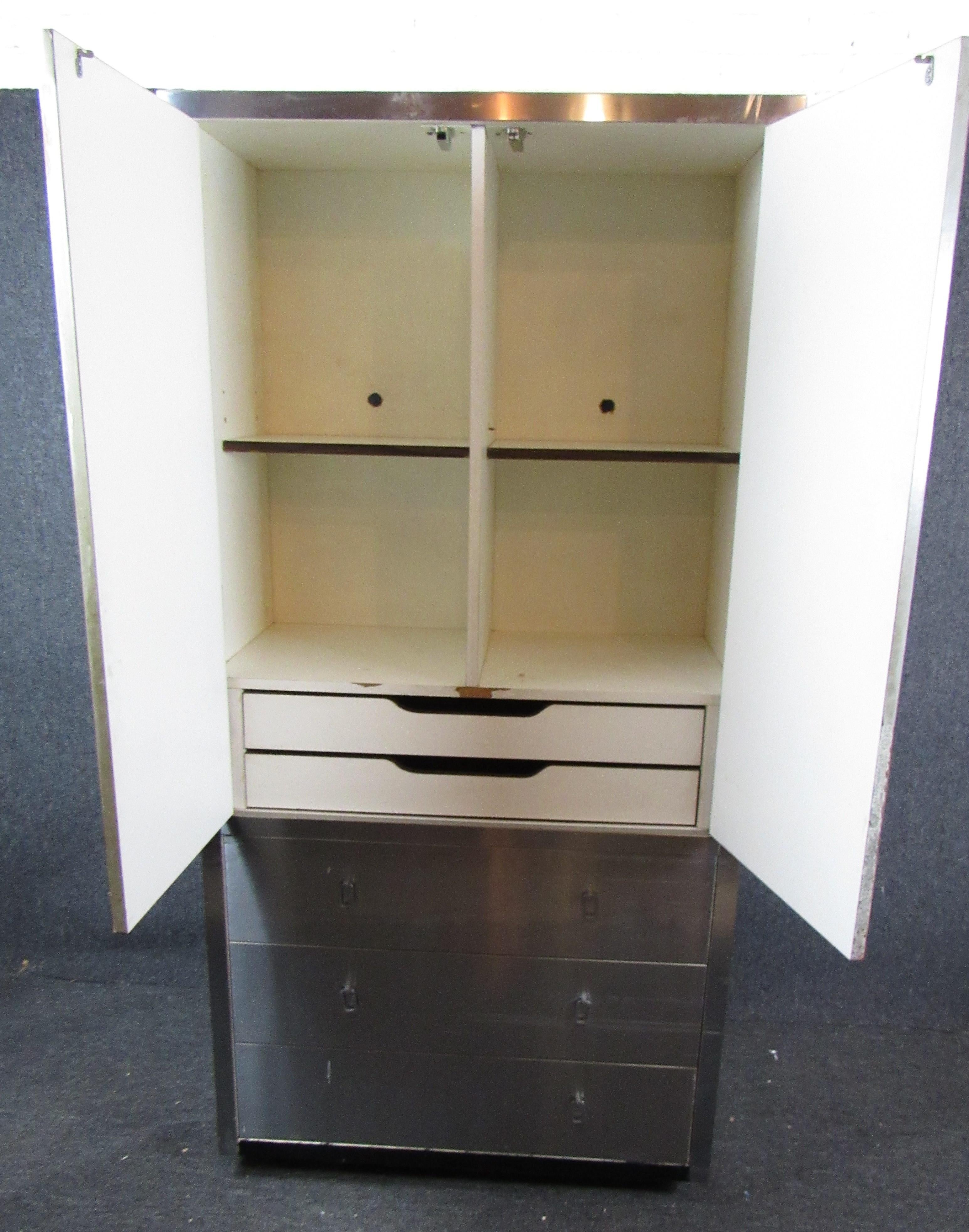 Grande armoire plaquée avec tiroirs et rangements. Bandes attrayantes de couleur chrome et noire.
Veuillez confirmer le lieu NY ou NJ.