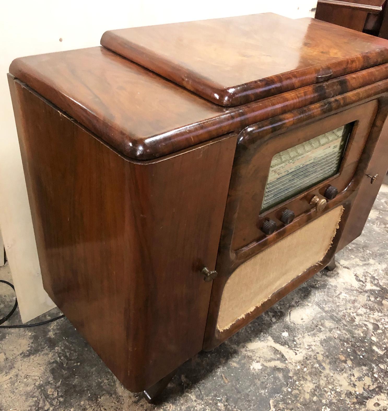 Deco' Style Italian Radio Bar Cabinet in Walnut 3