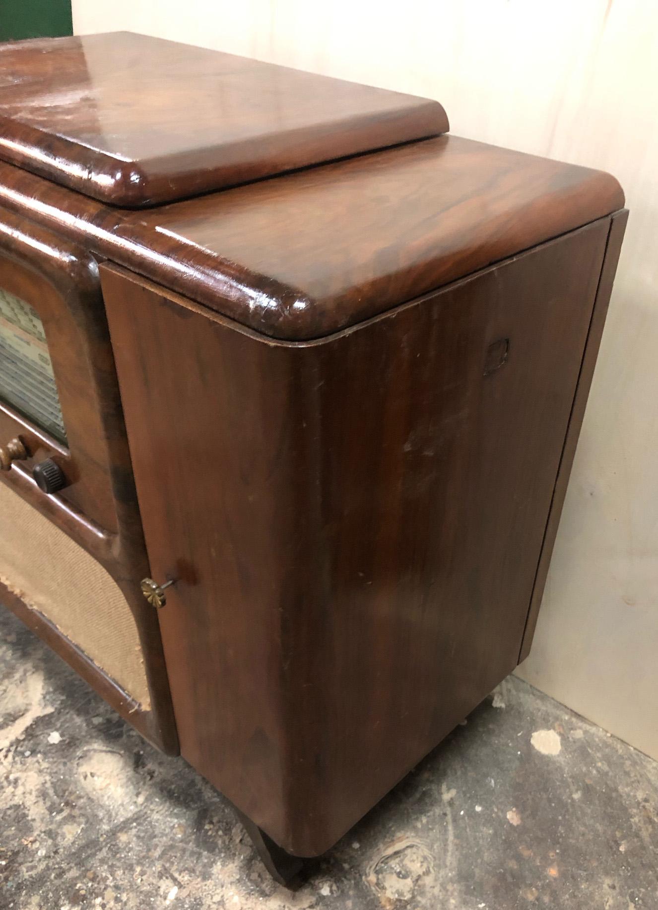 Deco' Style Italian Radio Bar Cabinet in Walnut 1