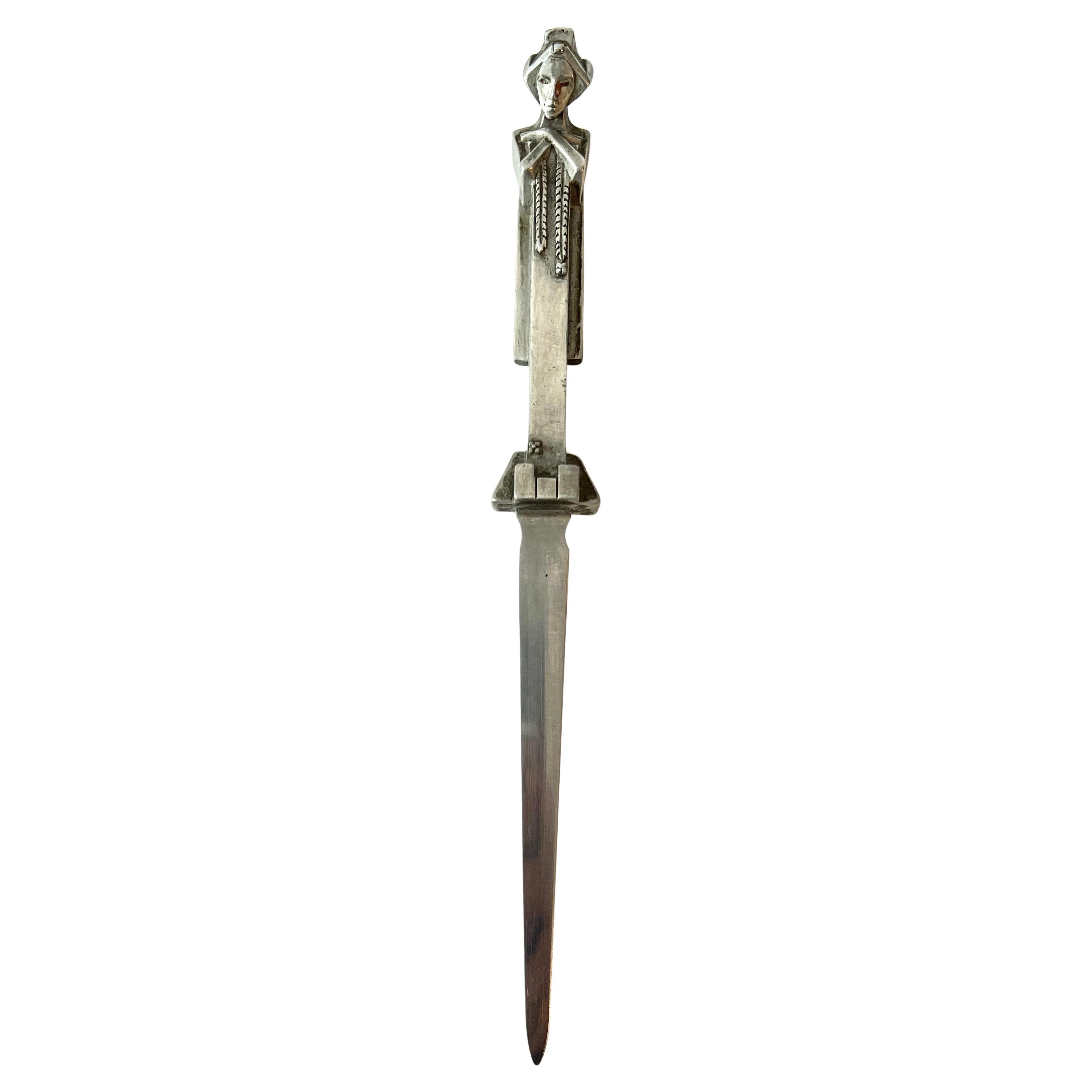 Ouvre-lettres de style déco moderniste en argent avec figurine féminine