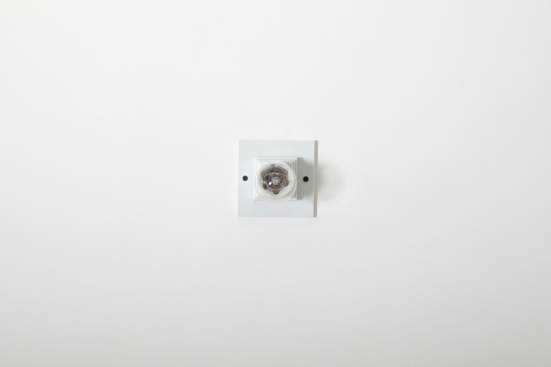 Seltene Lichtfassung aus geformtem Weißglas im Bauhaus-Stil mit gestuftem geometrischem Deco-Muster. Minimale Abnutzungserscheinungen und Kratzer im Einklang mit Alter und Gebrauch. Weitere ähnliche Leuchten sind erhältlich und separat aufgeführt.