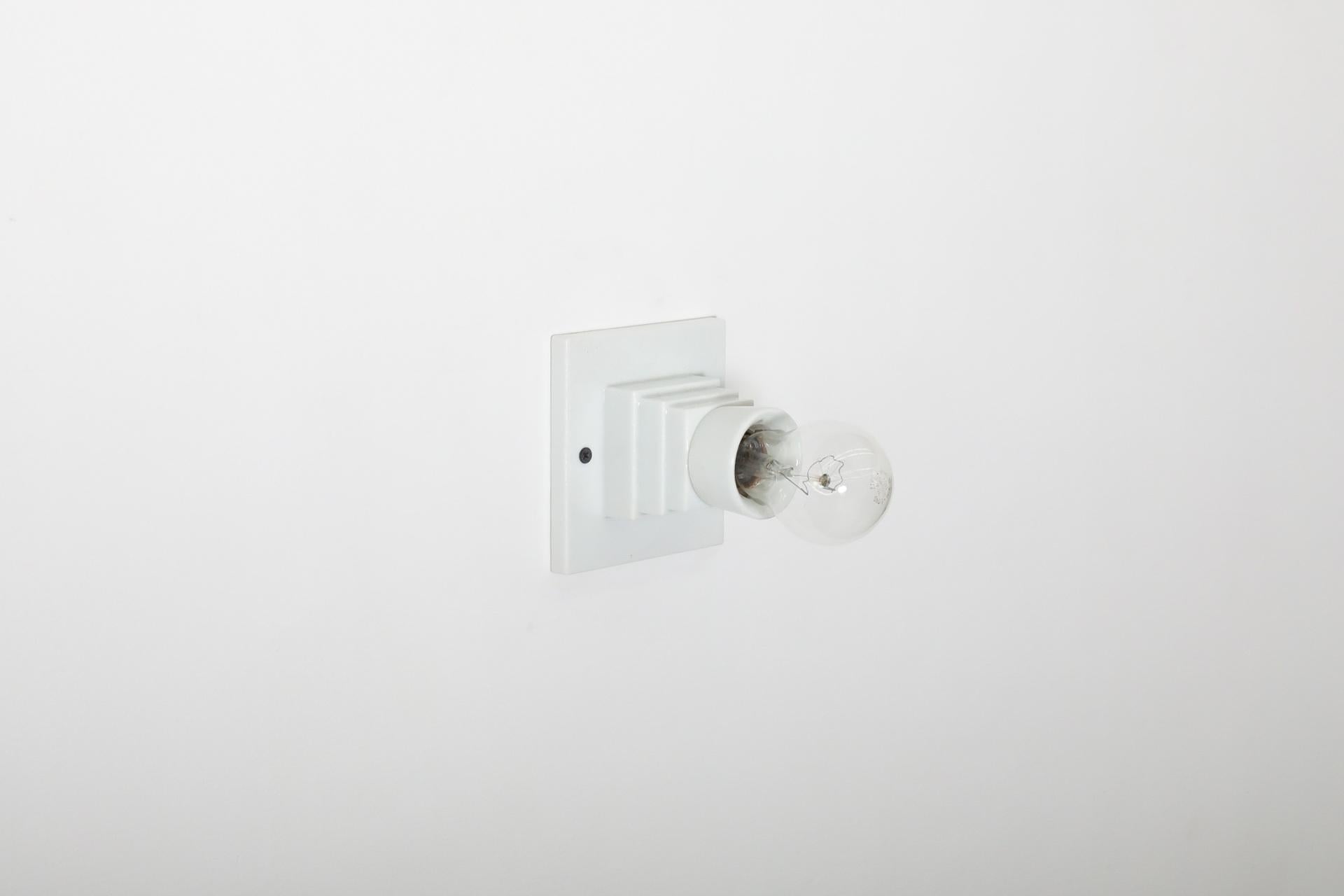 Deco Style Geformtes Weißglas Wandleuchte mit Fassung (Deutsch) im Angebot