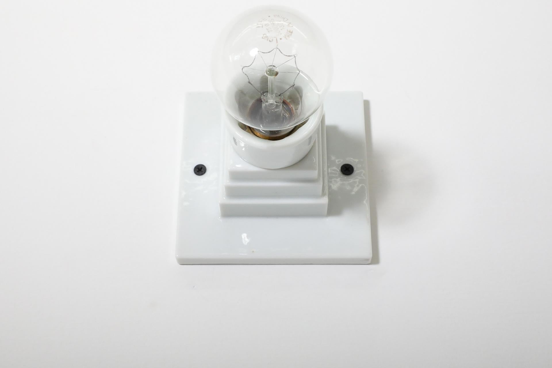 Deco Style Geformtes Weißglas Wandleuchte mit Fassung (20. Jahrhundert) im Angebot