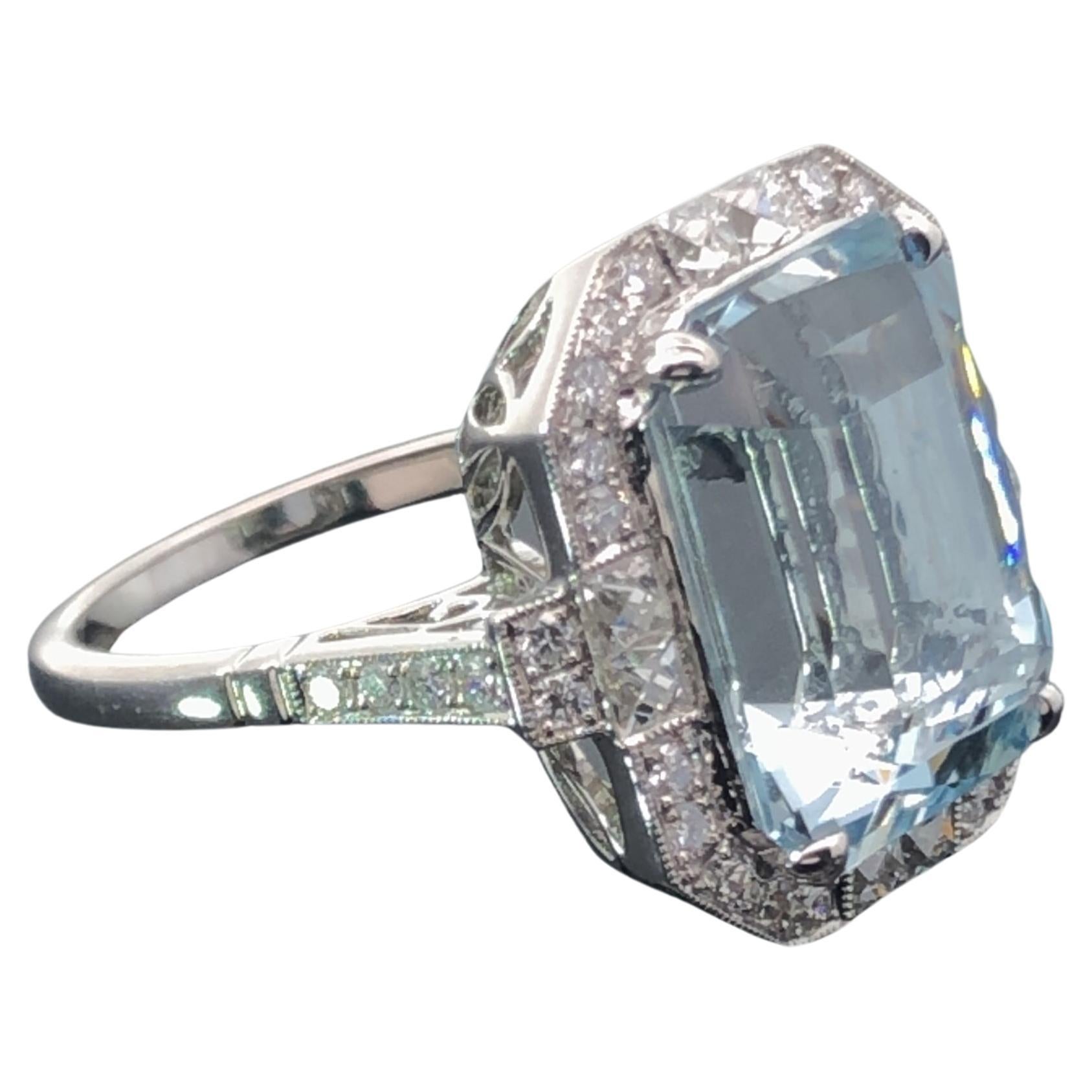 Ring aus Platin mit 9 Karat Aquamarin im Smaragdschliff und Diamanten im Art-déco-Stil 
