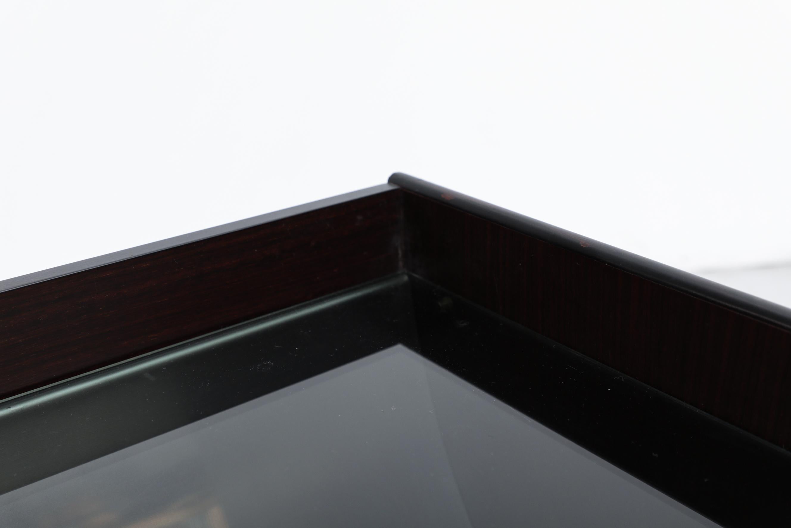 Table d'appoint de style Art déco en bois foncé, verre et acier inoxydable incurvé  en vente 5