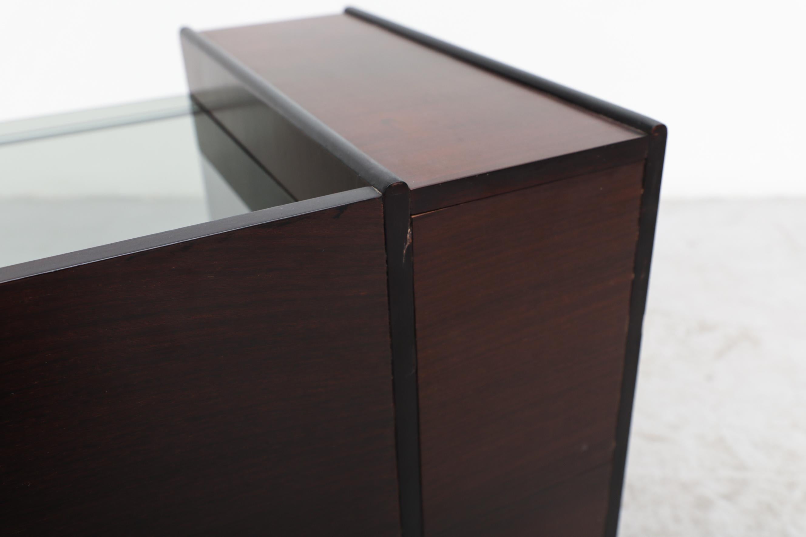 Table d'appoint de style Art déco en bois foncé, verre et acier inoxydable incurvé  en vente 12
