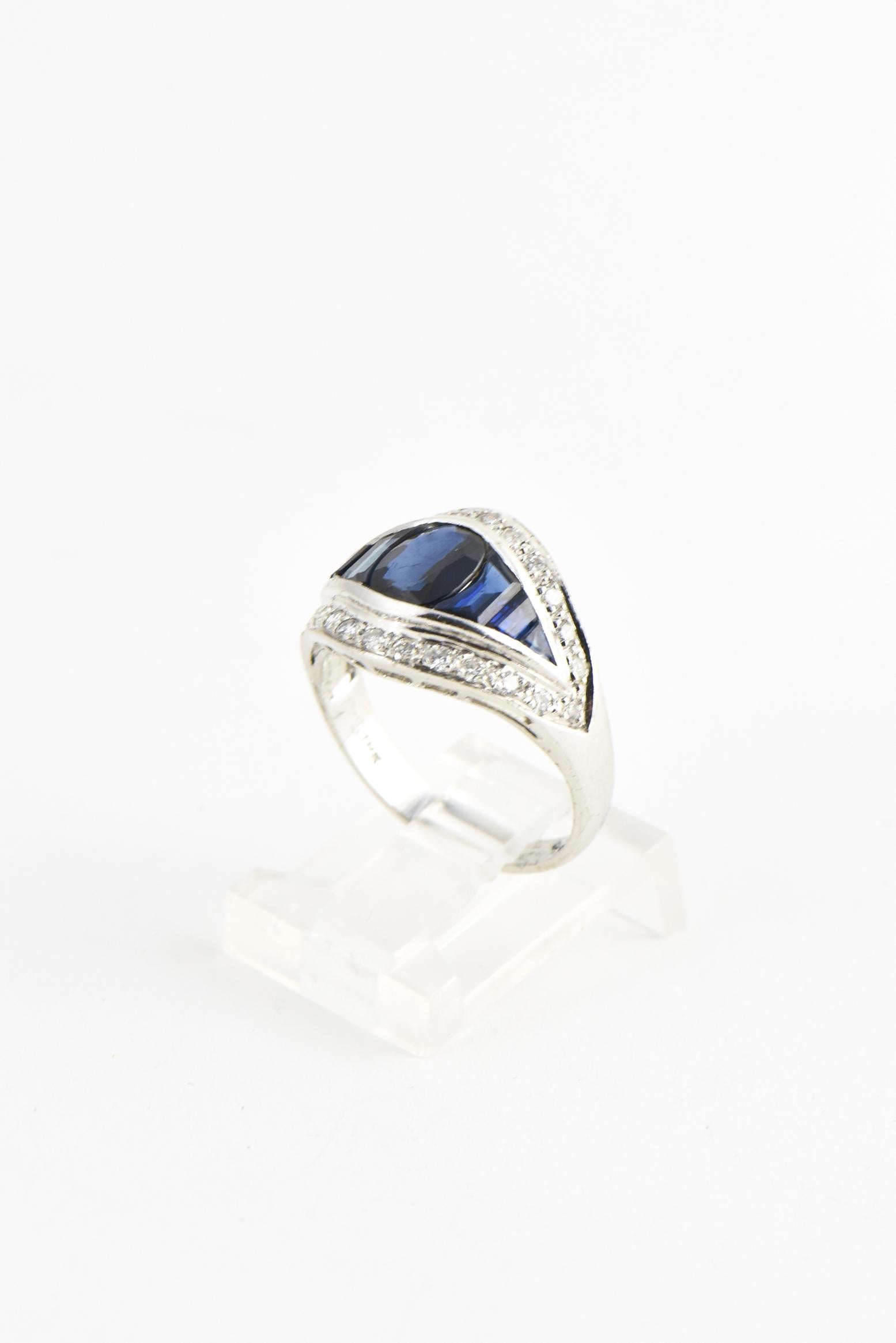 Deco Style Sapphire and Diamond White Gold Ring In Good Condition For Sale In Miami Beach, FL