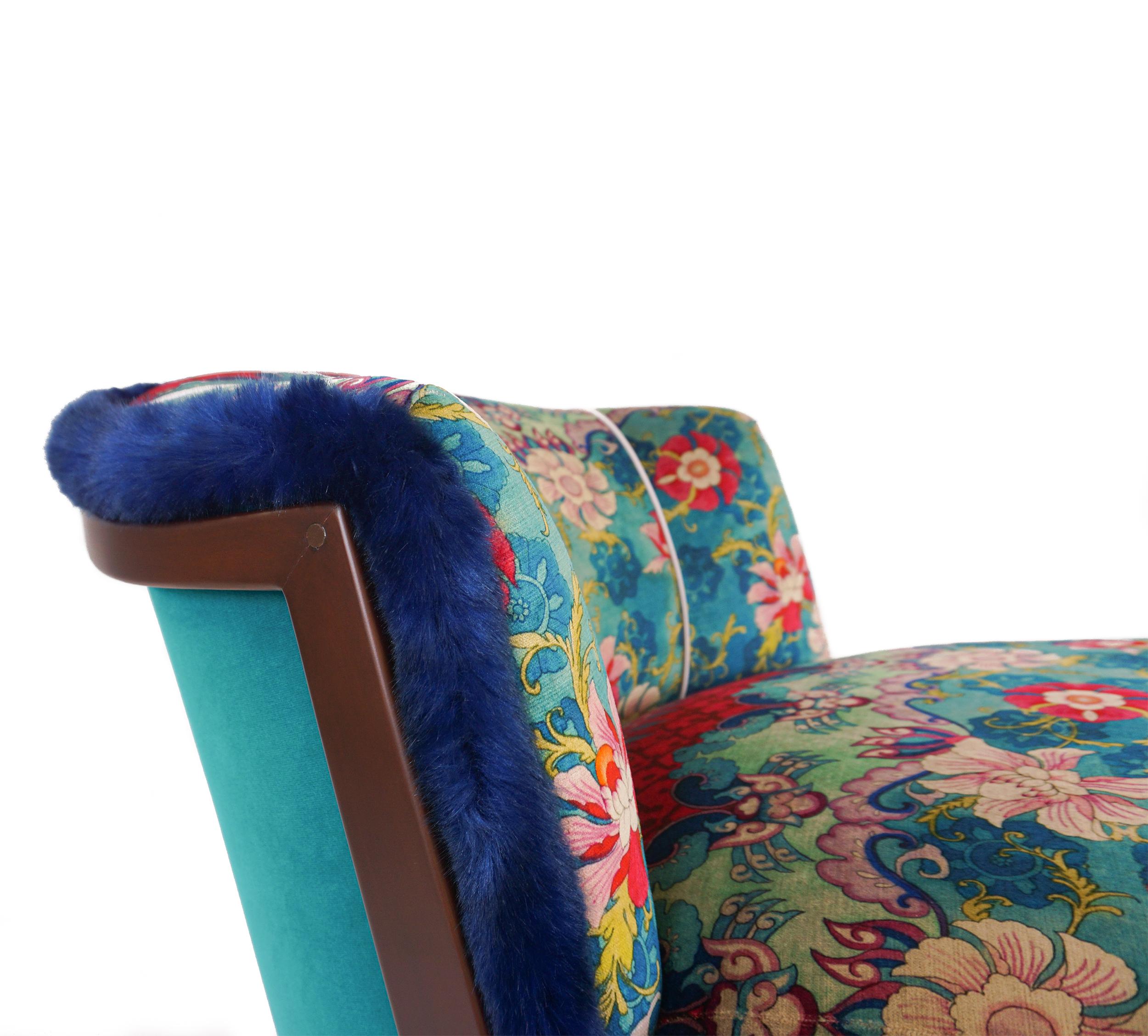 Art-déco-Sessel ohne Armlehne mit Holzdetails und messingfarbenen Füßen „Customizable“ (21. Jahrhundert und zeitgenössisch) im Angebot