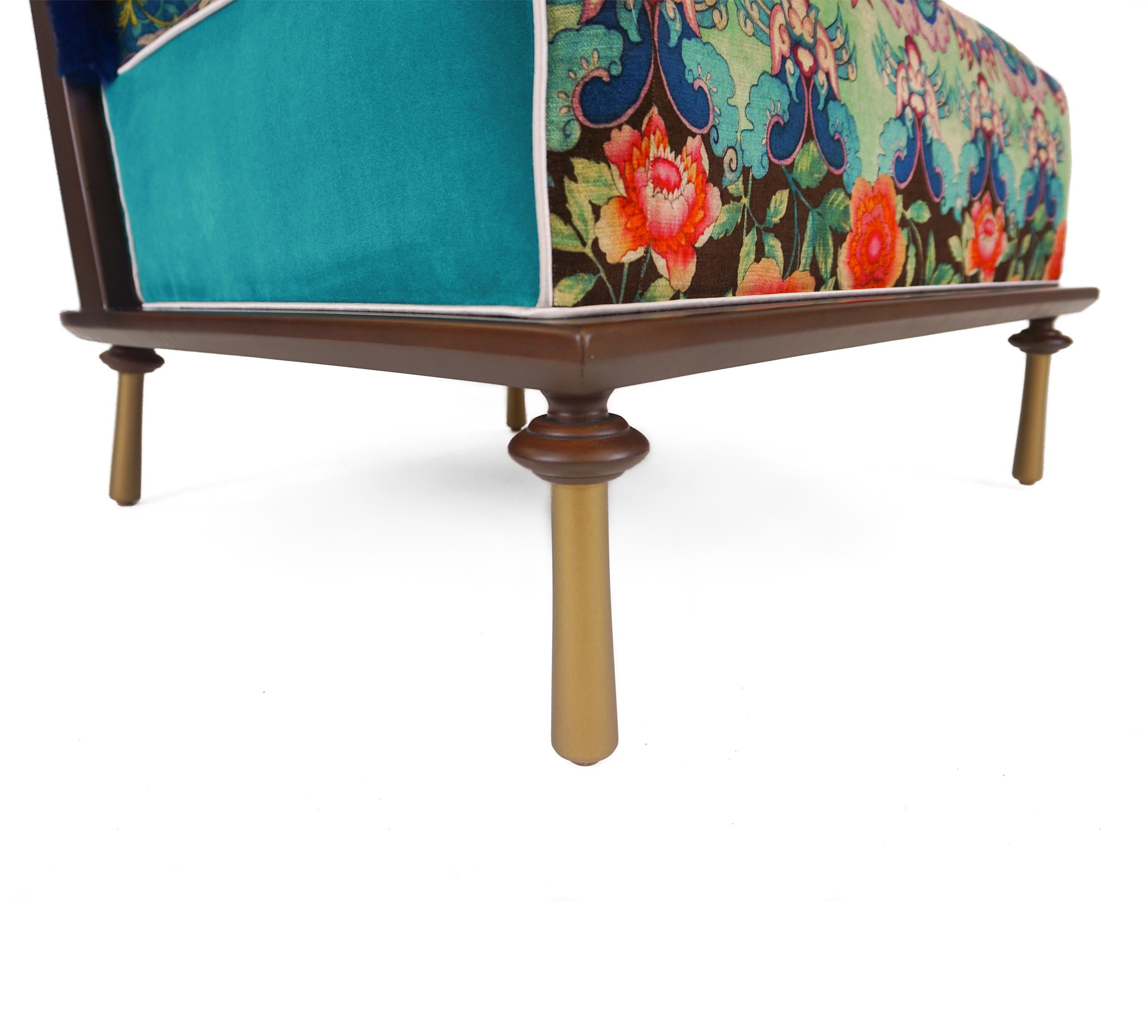 Art-déco-Sessel ohne Armlehne mit Holzdetails und messingfarbenen Füßen „Customizable“ (Samt) im Angebot