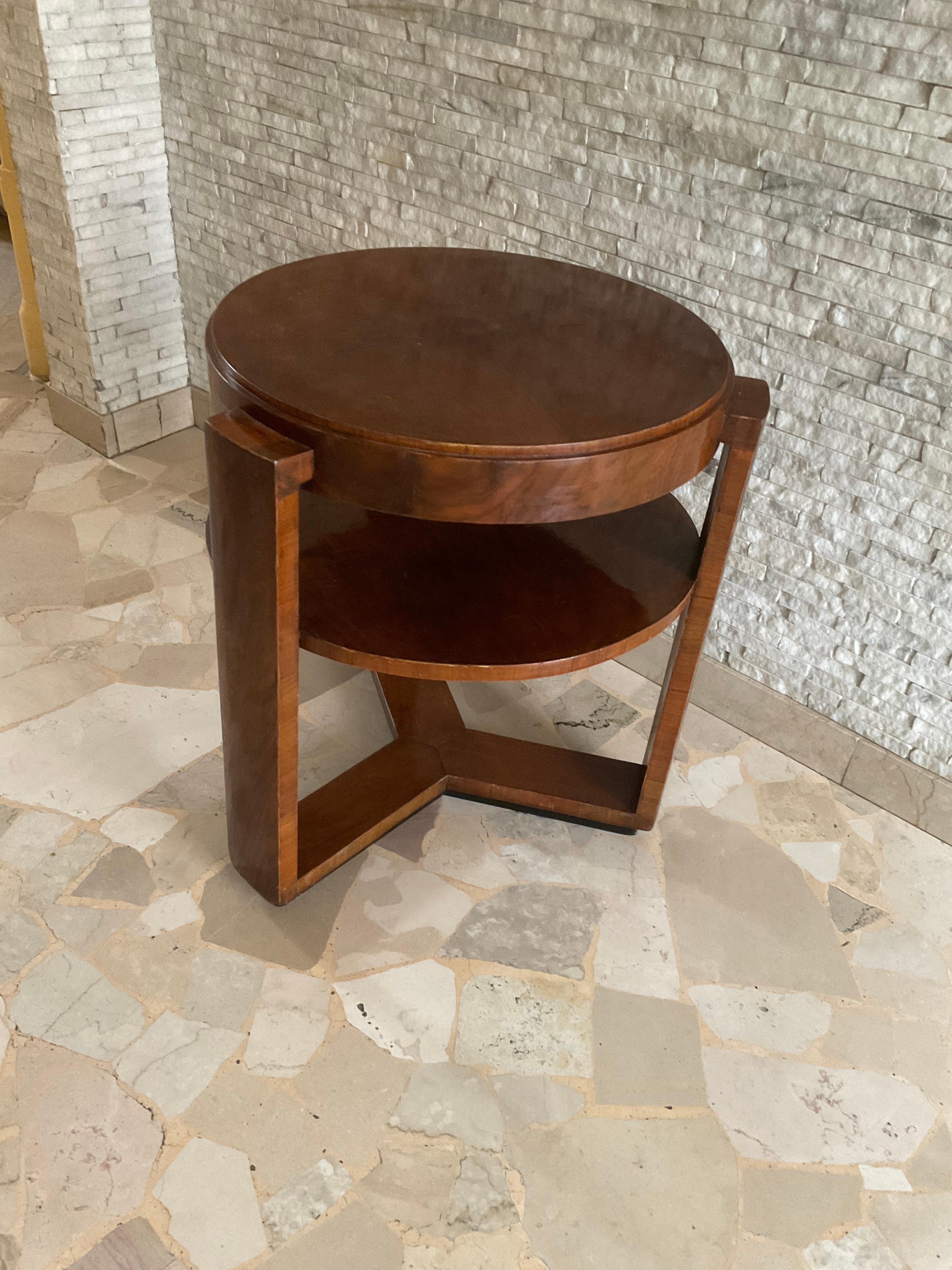 ART DECÓ -Tavolino tondo lastronato in radica di noce -
Molto robusto e di elegante linea original anni 30.
