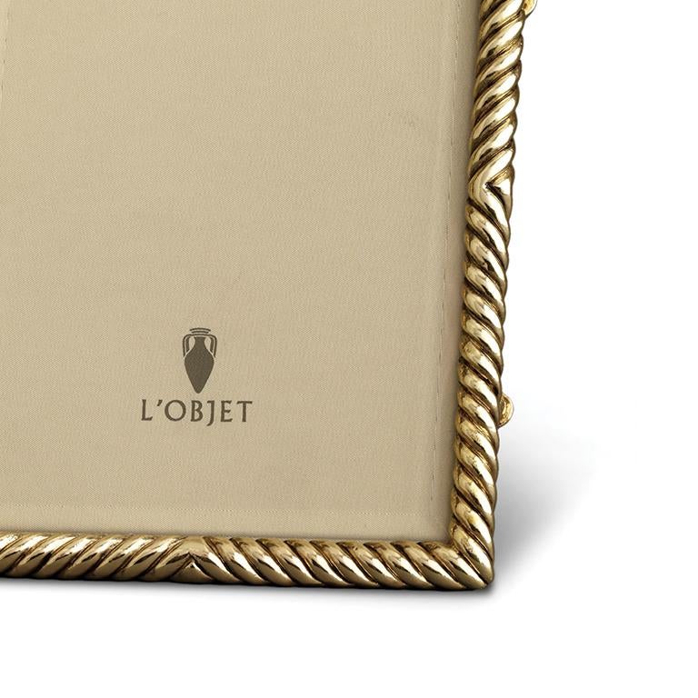 Timeless and refined picture frame design meticulously handcrafted with 24K gold and platinum plating, beveled glass, satin lining and Italian leather and suede backs with beautifully detailed closures. Presented in a luxury gift box.

DETAILS
5 x 7