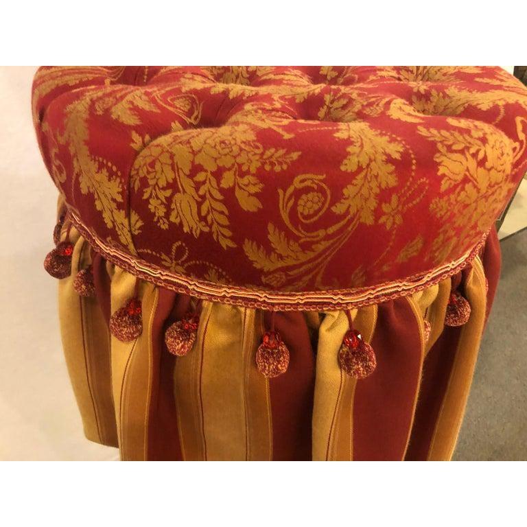 Hollywood Regency gepolsterte getuftete rote und vergoldete verzierte Ottomane oder Fußbank im Zustand „Gut“ im Angebot in Plainview, NY