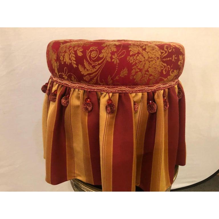 Hollywood Regency gepolsterte getuftete rote und vergoldete verzierte Ottomane oder Fußbank (20. Jahrhundert) im Angebot