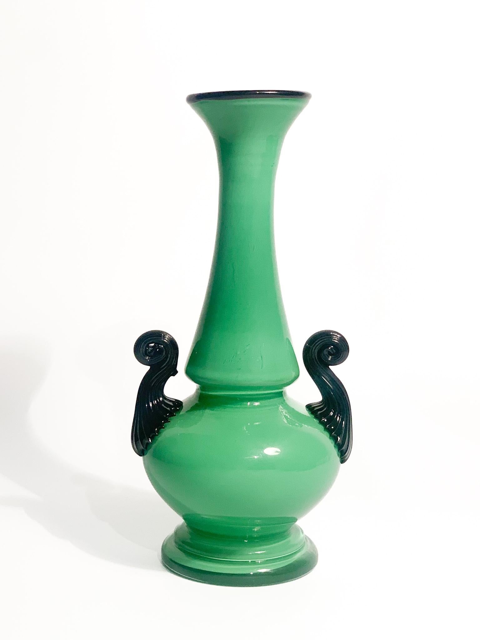 Deco vase in green and black Murano glass, made by Napoleone Martinuzzi in the 1930s

Ø 9 cm h 15 cm