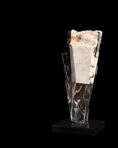 Scultura sfaccettata Deco, feldspato bianco, tormalina nera e fusione di vetro