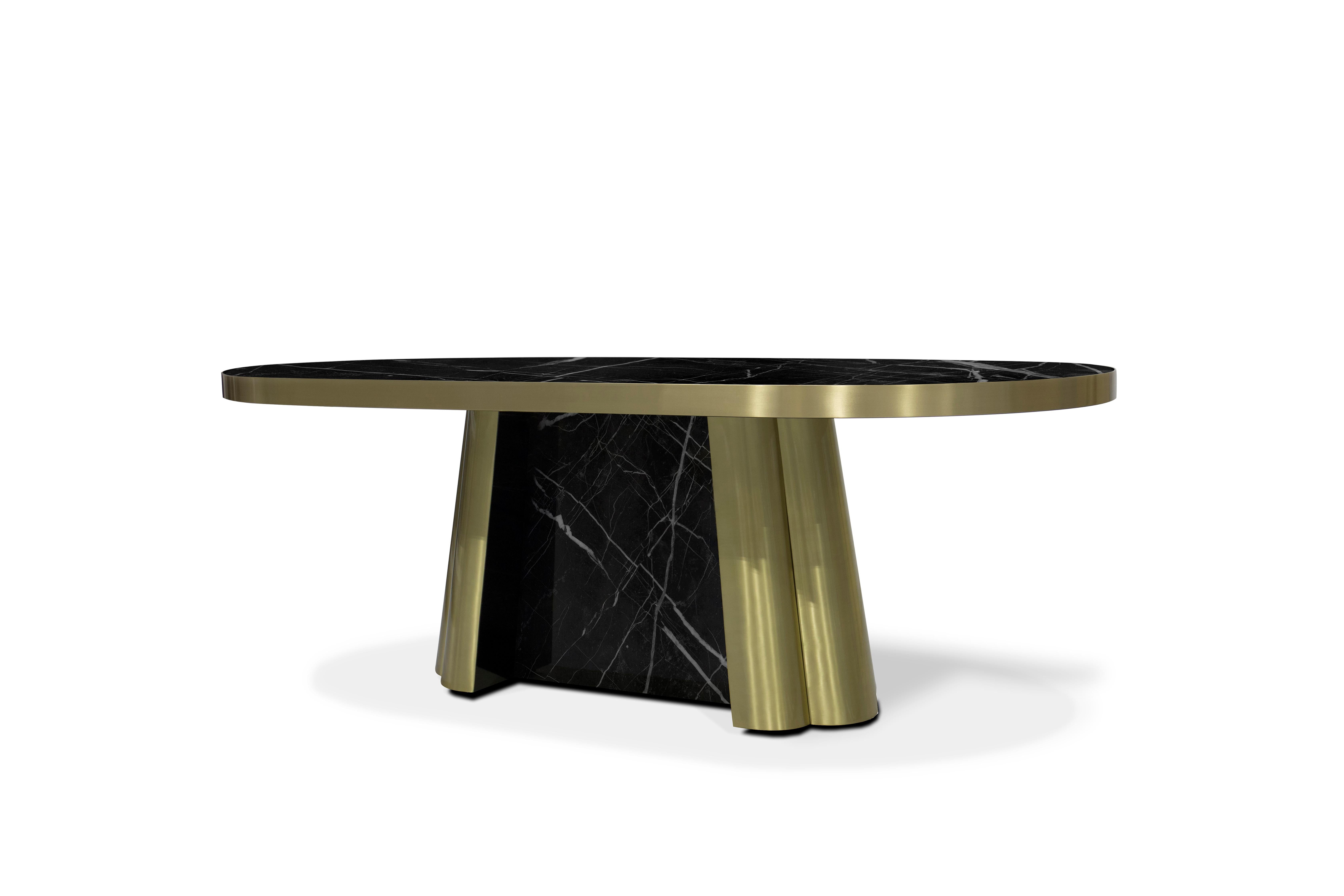 Associé à un superbe socle en laiton satiné, le remarquable plateau en marbre confère une élégance audacieuse à toute salle à manger. Dîner somptueux en présence de Decodiva.

Matériaux et finitions : 
Base : Marbre Nero Marquina
Dessus : Marbre