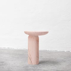 Decomplexe table d'appoint en marbre rose sculptée par Frederic Saulou