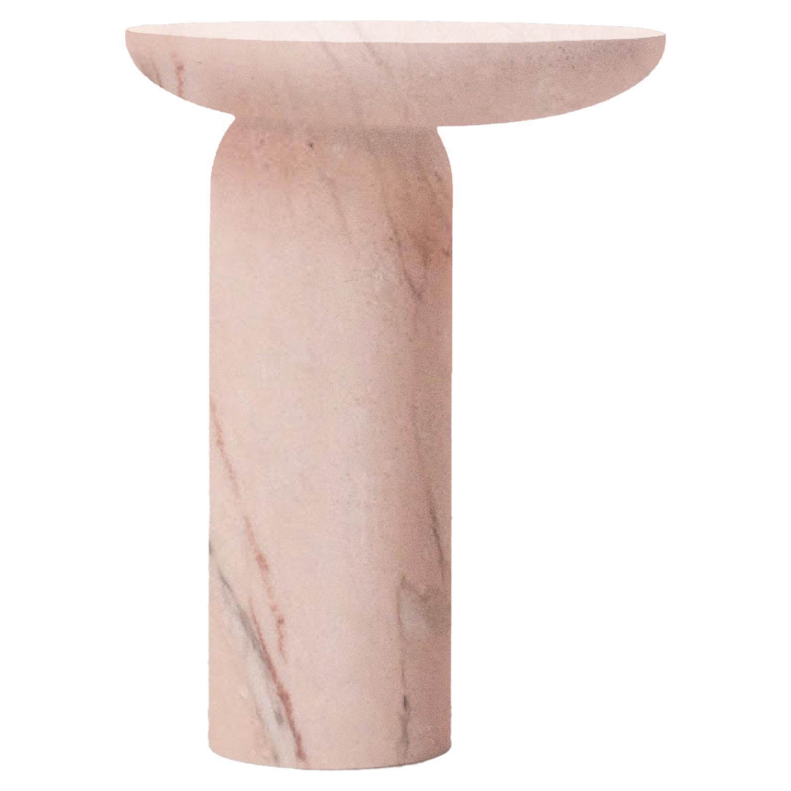 Decomplexe table d'appoint en marbre rose sculptée par Frederic Saulou