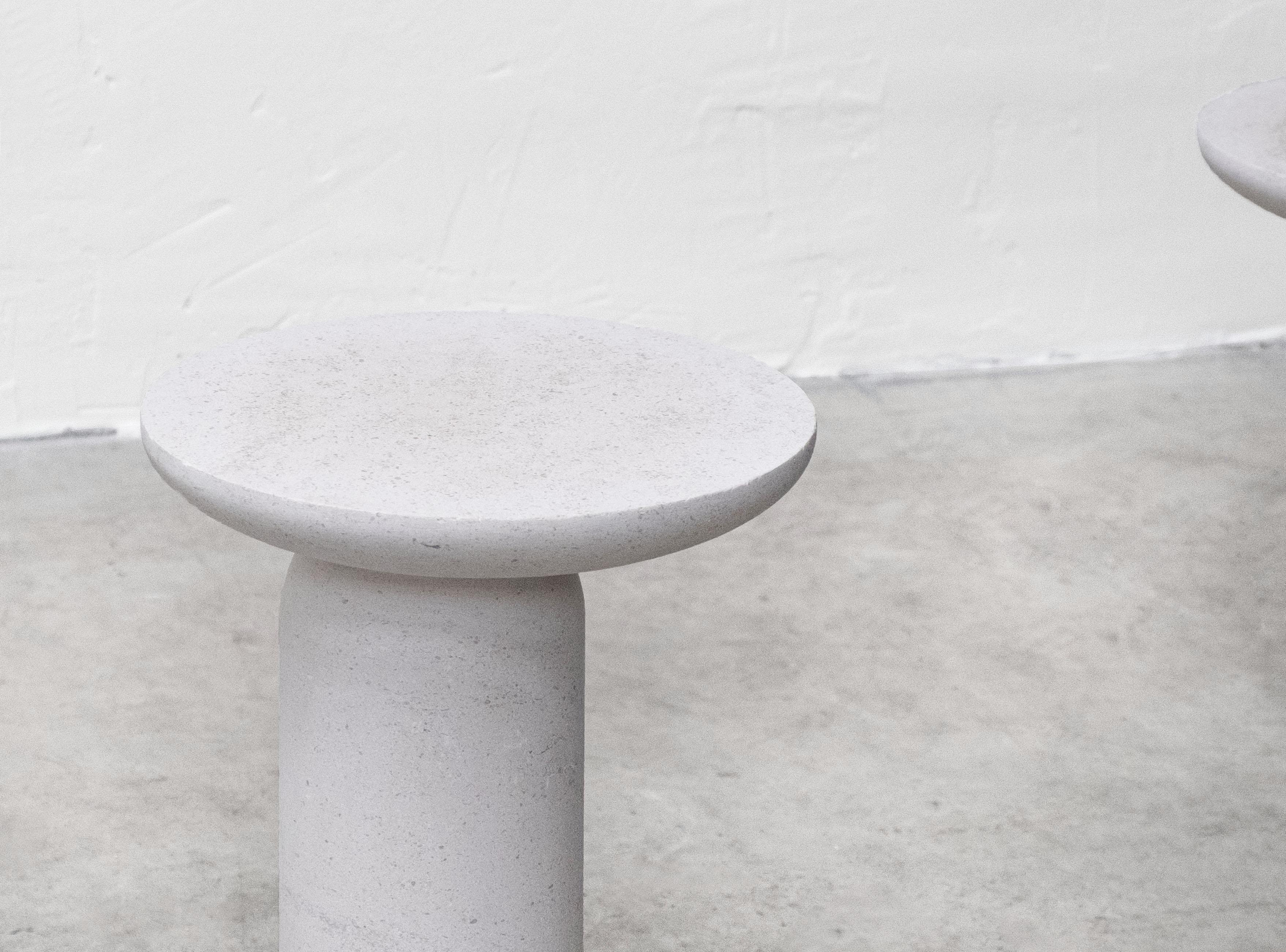 Organique Table d'appoint en pierre « Decomplexe » sculptée par Frederic Saulou en vente