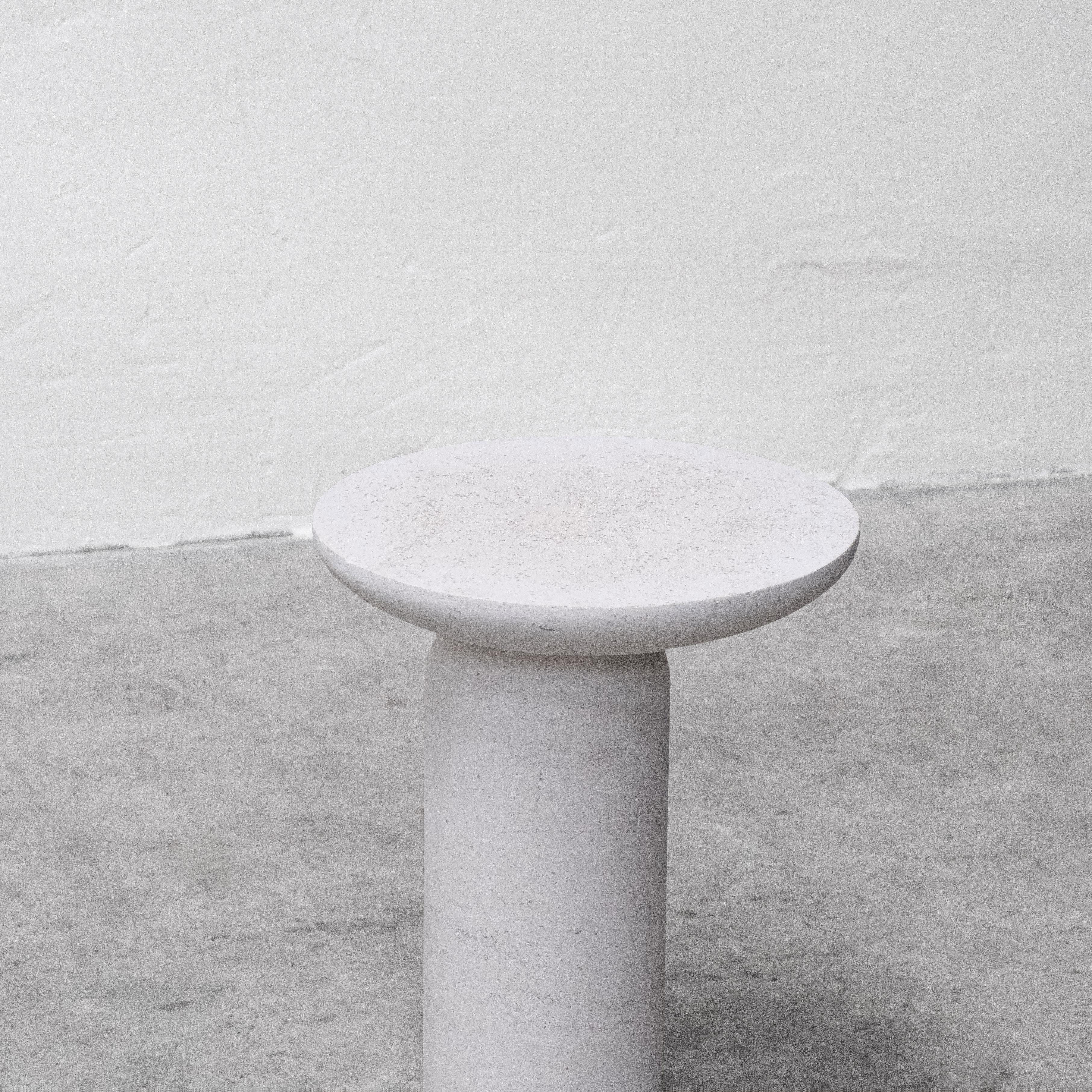 Français Table d'appoint en pierre « Decomplexe » sculptée par Frederic Saulou en vente