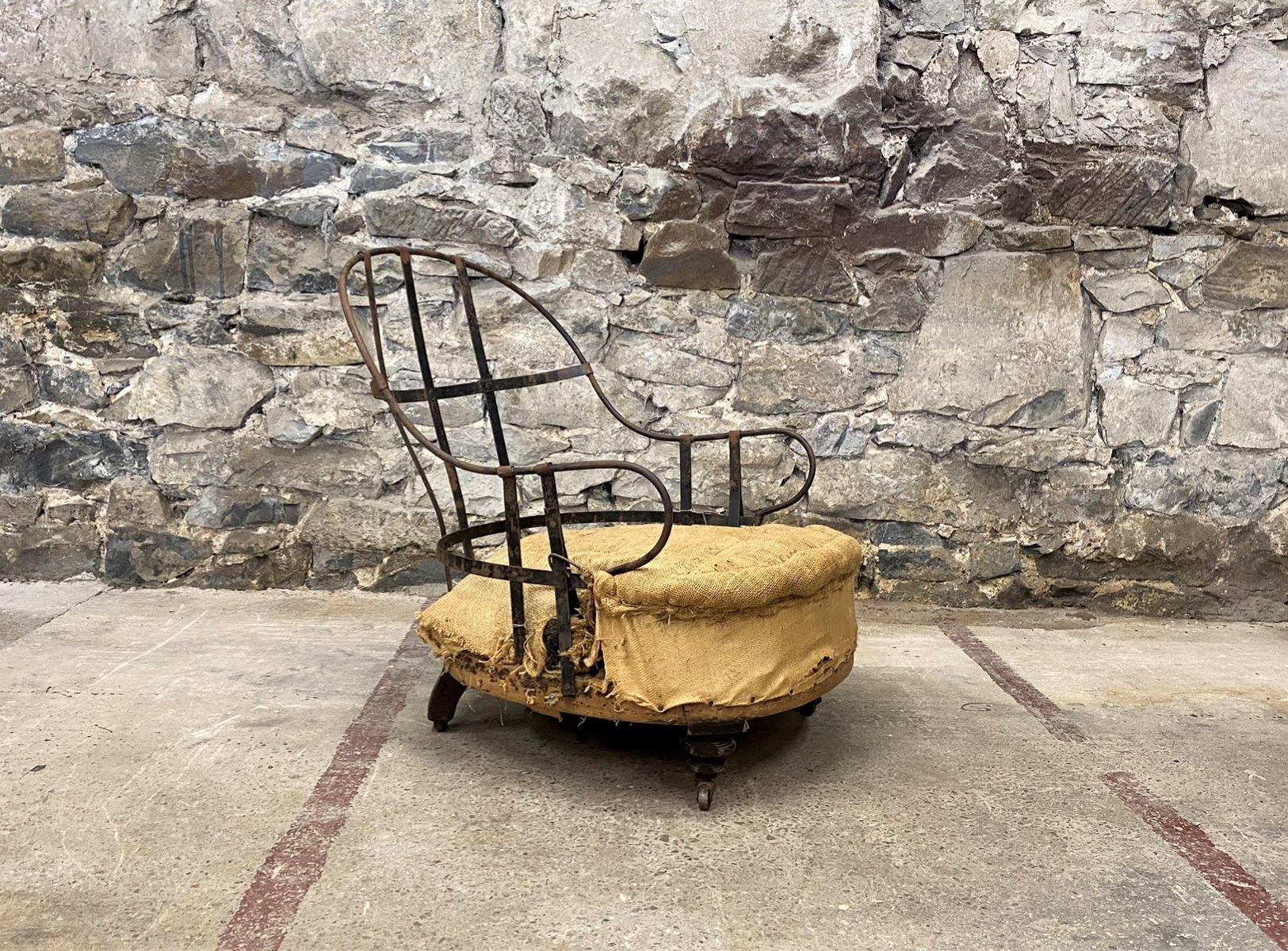 Fauteuil ancien déconstruit à structure en bois et fer exposé avec haut dossier incurvé en vente 4