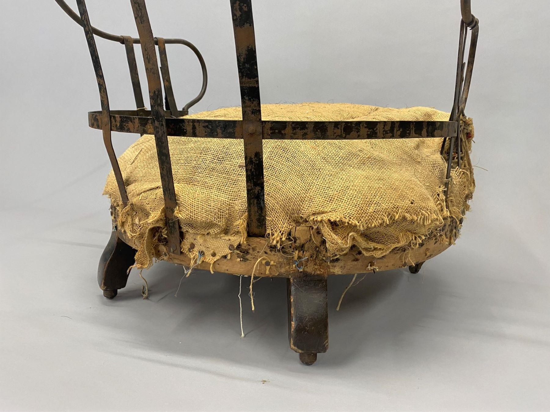 XIXe siècle Fauteuil ancien déconstruit à structure en bois et fer exposé avec haut dossier incurvé en vente