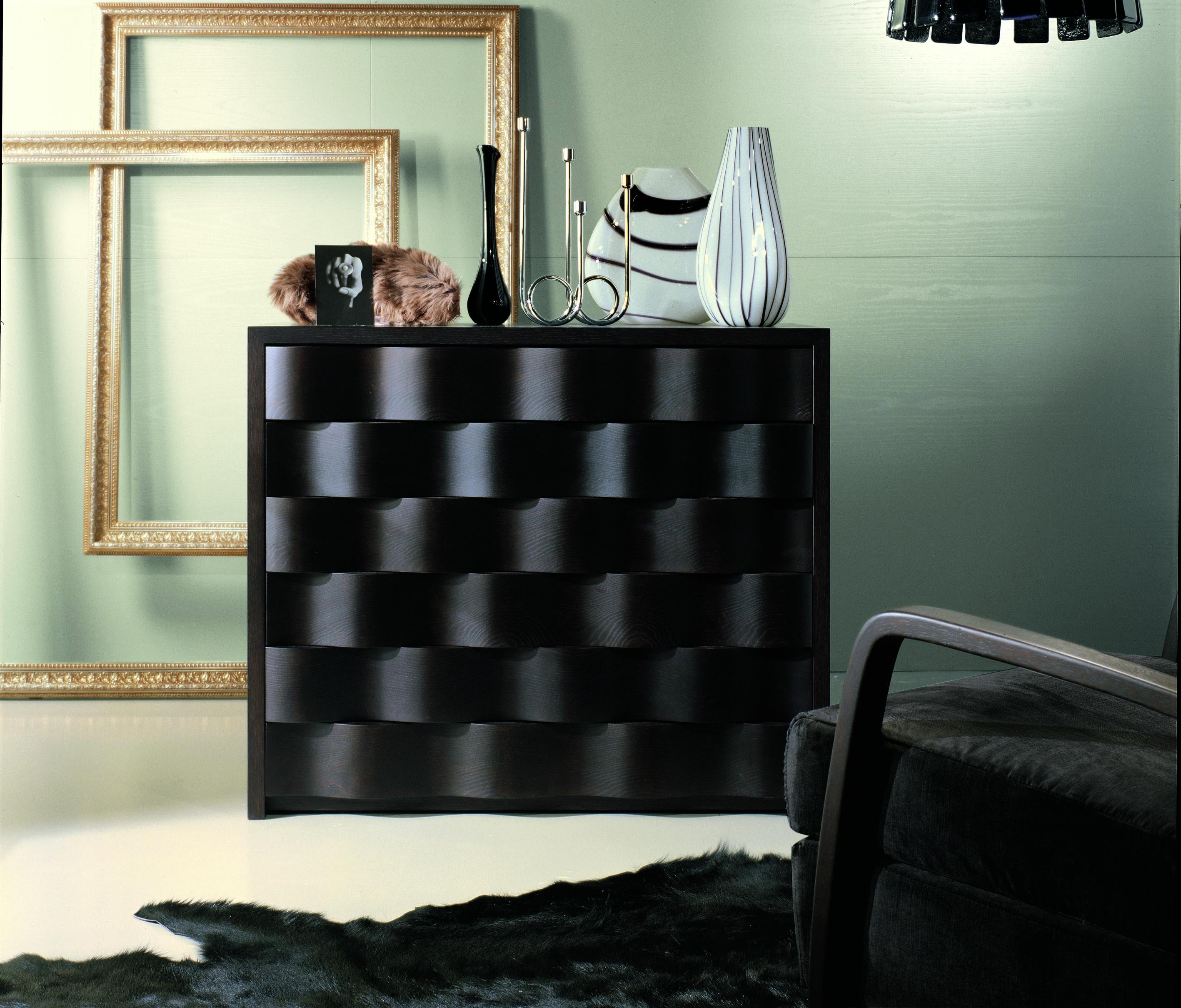 Ella wooden chest of drawers in Oak wood stained Wengè matt finish, n° 6 drawers with wave pattern.