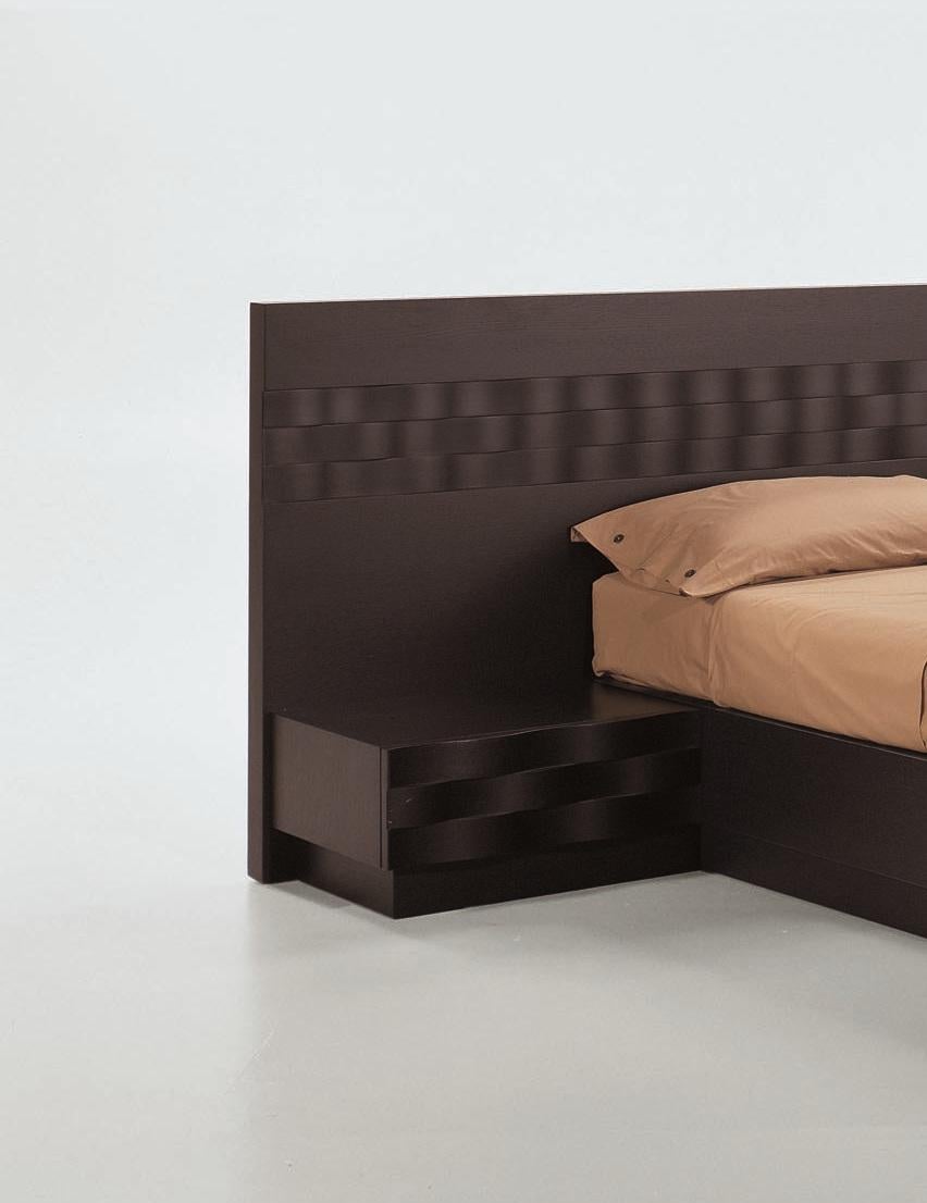 Letto matrimoniale Albert con comodini, letto e comodini in legno con n° 1 cassetto in legno di Oak tinto Woods finitura opaca, fascia centrale e pannello frontale del cassetto con motivo a onda in legno massiccio di Oak. 
Misure: cm. 292 L*207