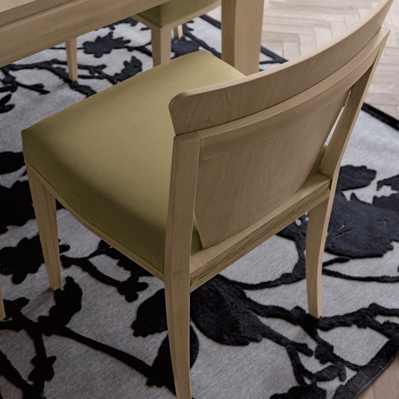 Der Decor Chair gehört zu einer kompletten Kollektion ergänzender Einrichtungsgegenstände und verleiht einer Küche oder einem Essbereich einen eleganten Touch. Der aus Buchenholz gefertigte Stuhl mit dem Noce Natura-Finish von Modo10 (ein