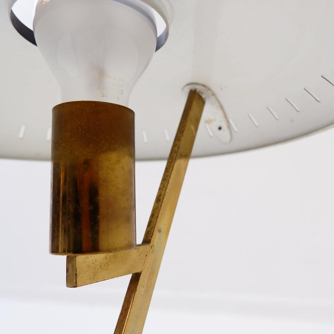 Decora (Z) Desk Lamp by Louis Kalff for Philips from 1956'
Mid-century - designed by Louis Christiaan Kalff
Designed by: Louis Kalff
Edited by: Philips
Design period : 1950's
Origine : The Netherlands
Materials : brass Color : Green ,