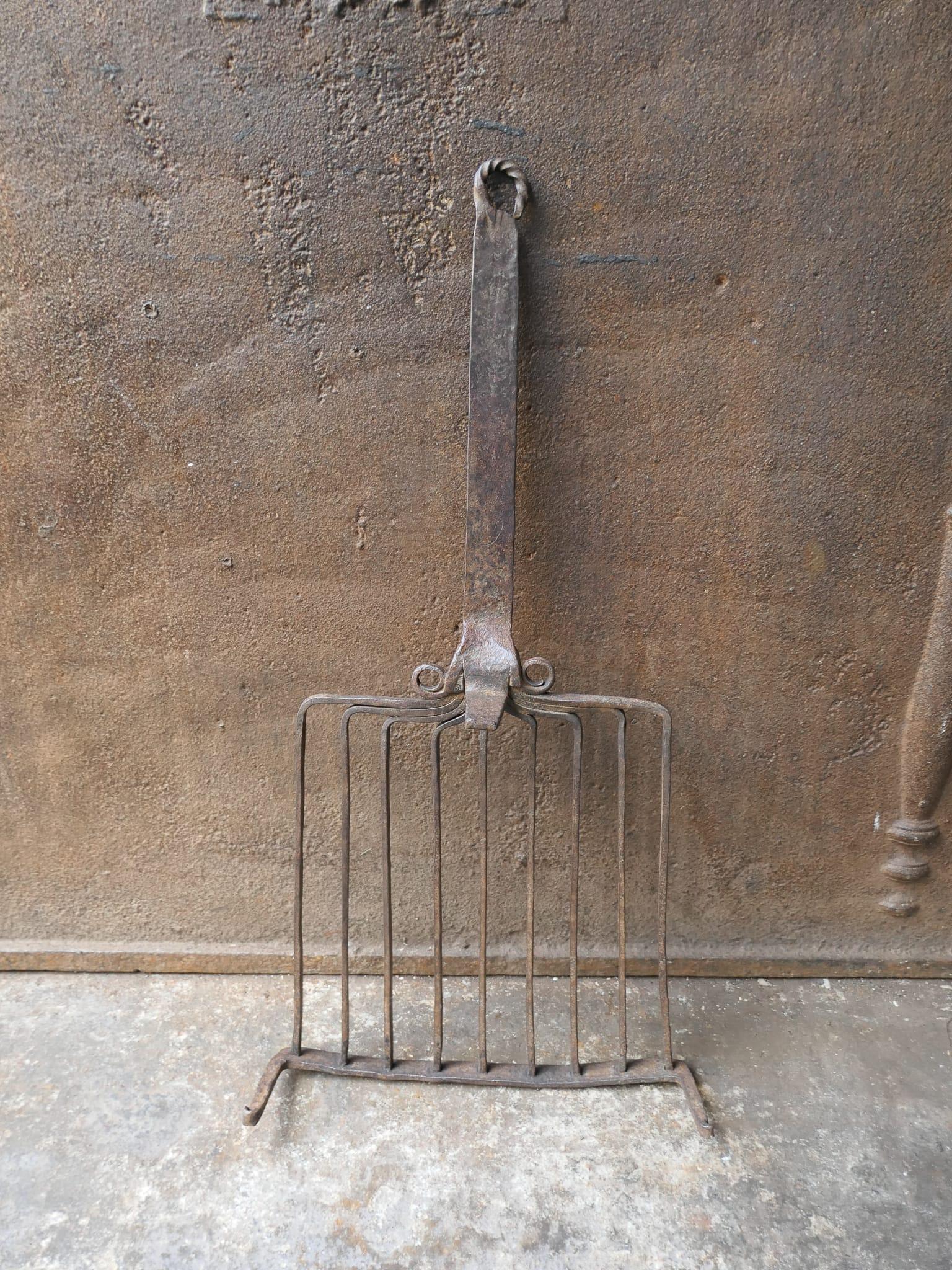19th Century hand forged French gridiron, made of wrought iron. It is used to grill small pieces of meat quickly over the fire. Sometimes they are put in the fire or else on a trivet, depending on the size of the fire. The gridiron is in a good