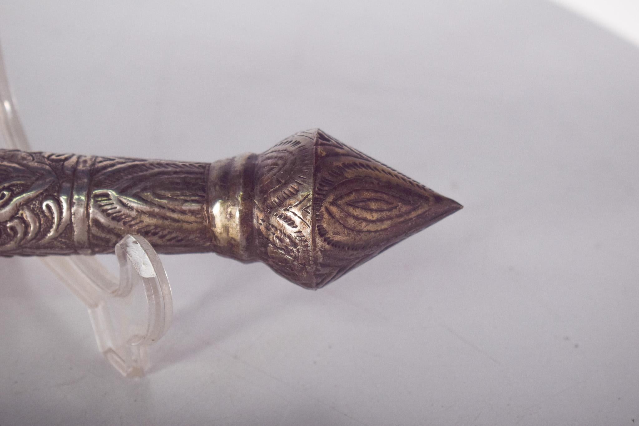 Baroque Poignard en argent décoré et repoussé en vente