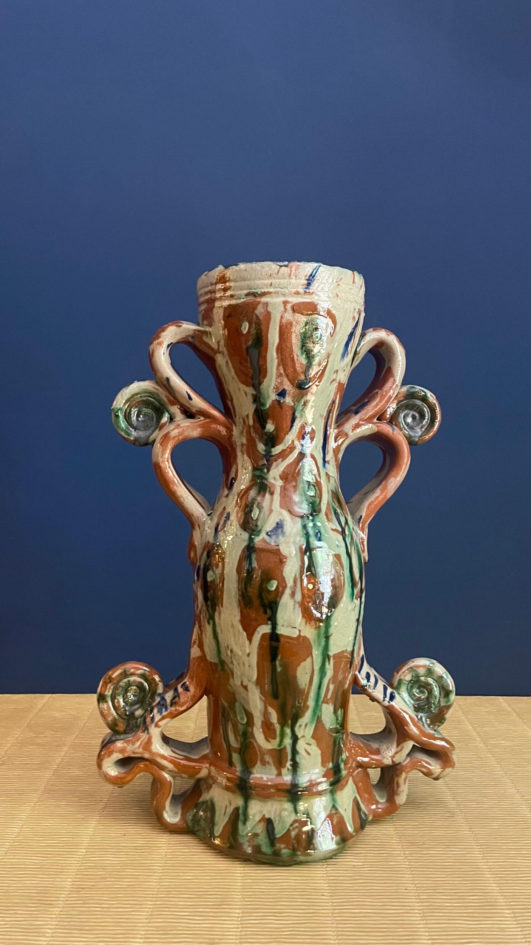 Vase à anses en céramique, réalisé par l'artiste Juan José Almarza.

À propos de l'Artistics : Juan José Almarza, un génie de renommée internationale avec une tradition centenaire de six générations de poterie dans sa ville natale d'Úbeda, Jaén.