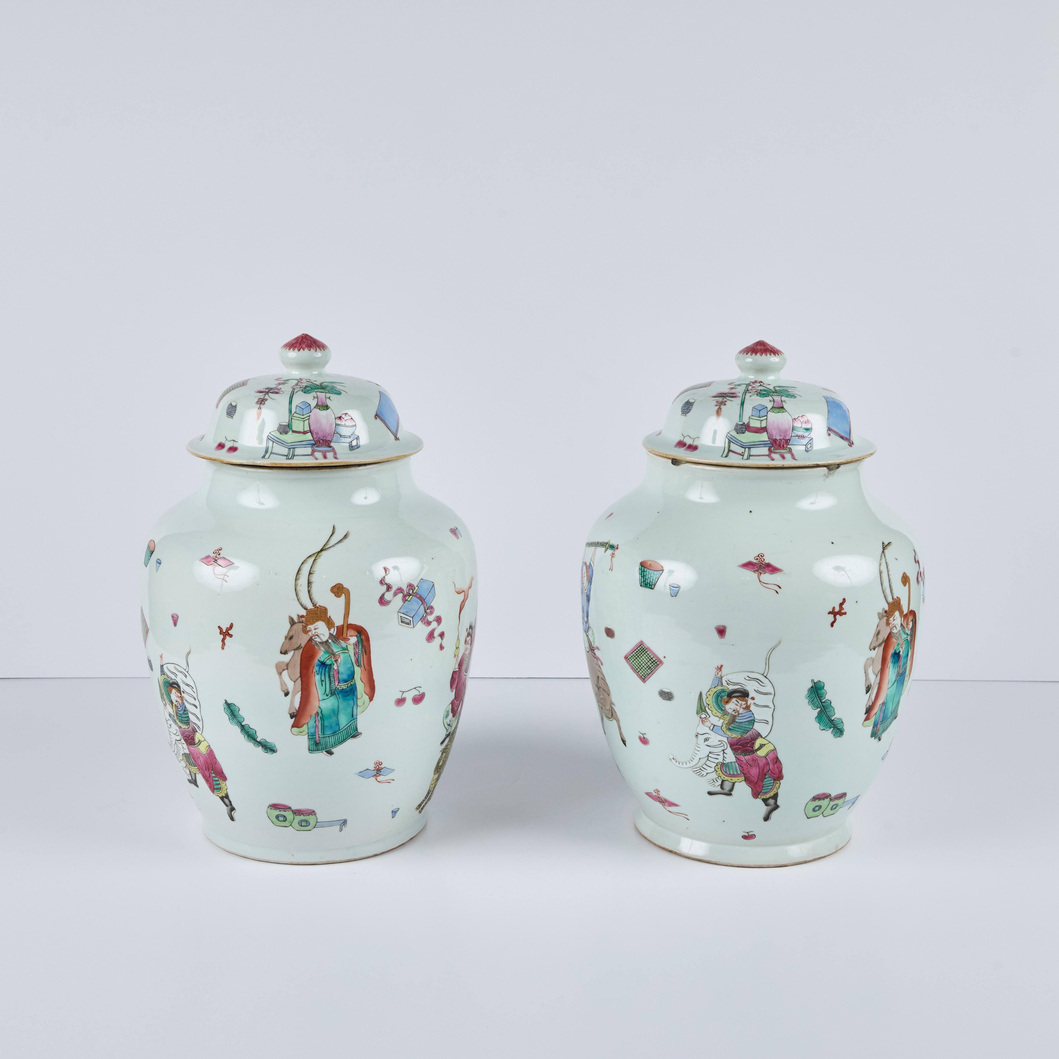 Dekorierte chinesische Deckelgefäße aus Porzellan aus der Republikzeit (Chinoiserie) im Angebot