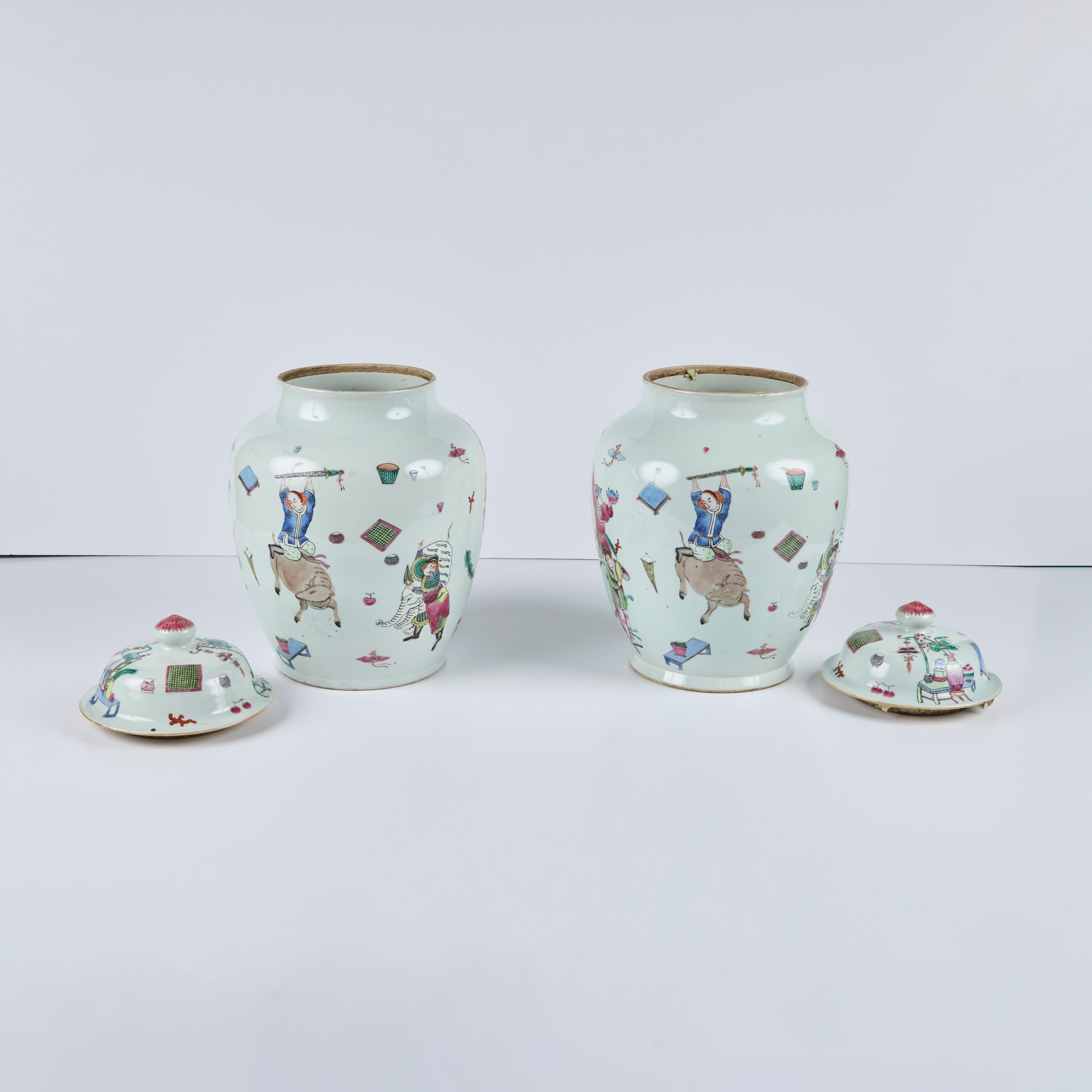 Dekorierte chinesische Deckelgefäße aus Porzellan aus der Republikzeit (Handbemalt) im Angebot